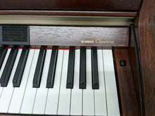 Load image into Gallery viewer, YAMAHA CLAVINOVA CLP-950 Digital Piano in mahogany stock nr 23124
