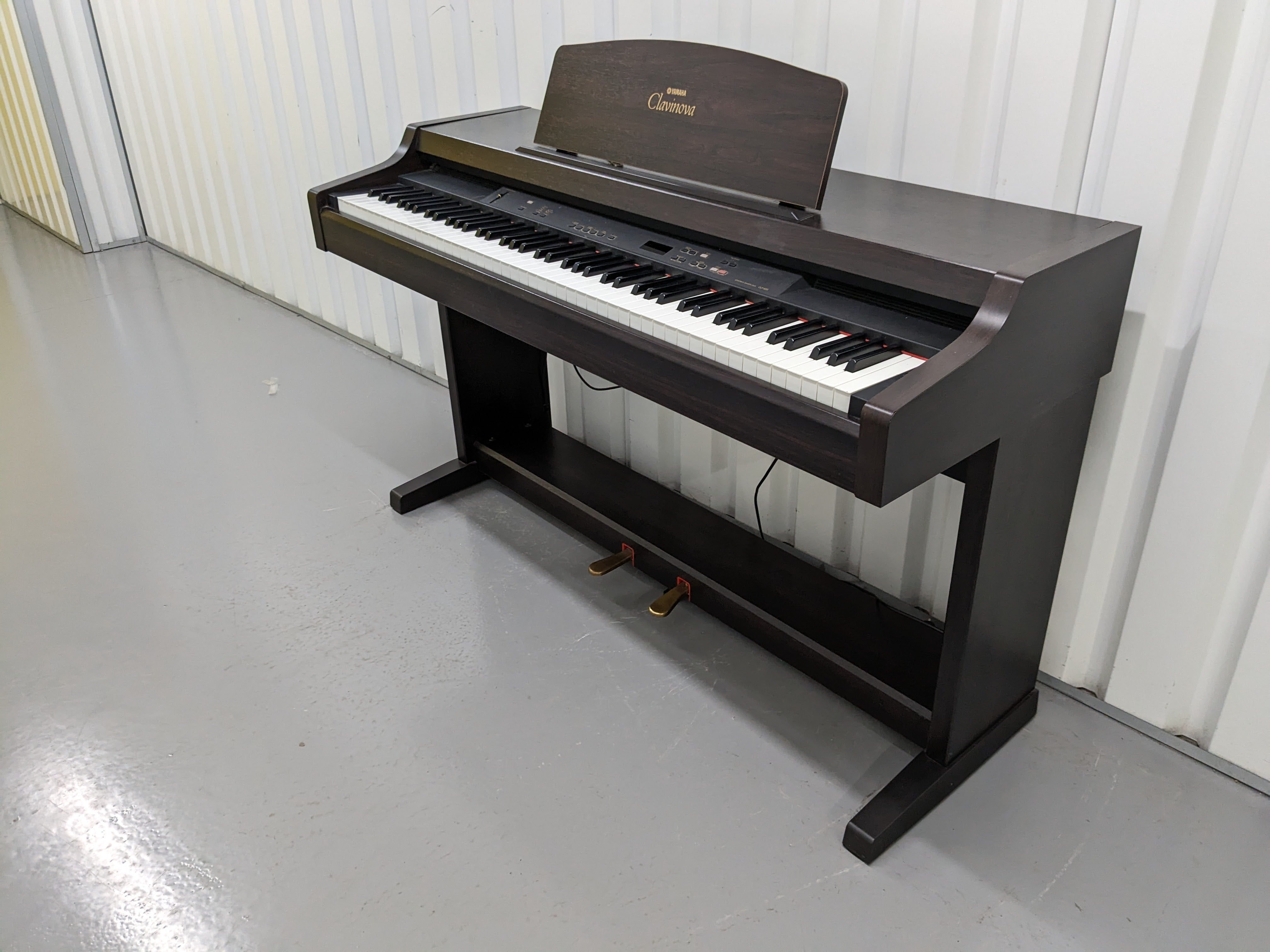 Yamaha Clavinova CLP-820 Digital Piano in dark rosewood stock nr