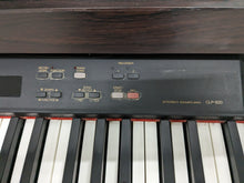 Load image into Gallery viewer, Yamaha Clavinova CLP-820 Digital Piano in dark rosewood stock nr 23204