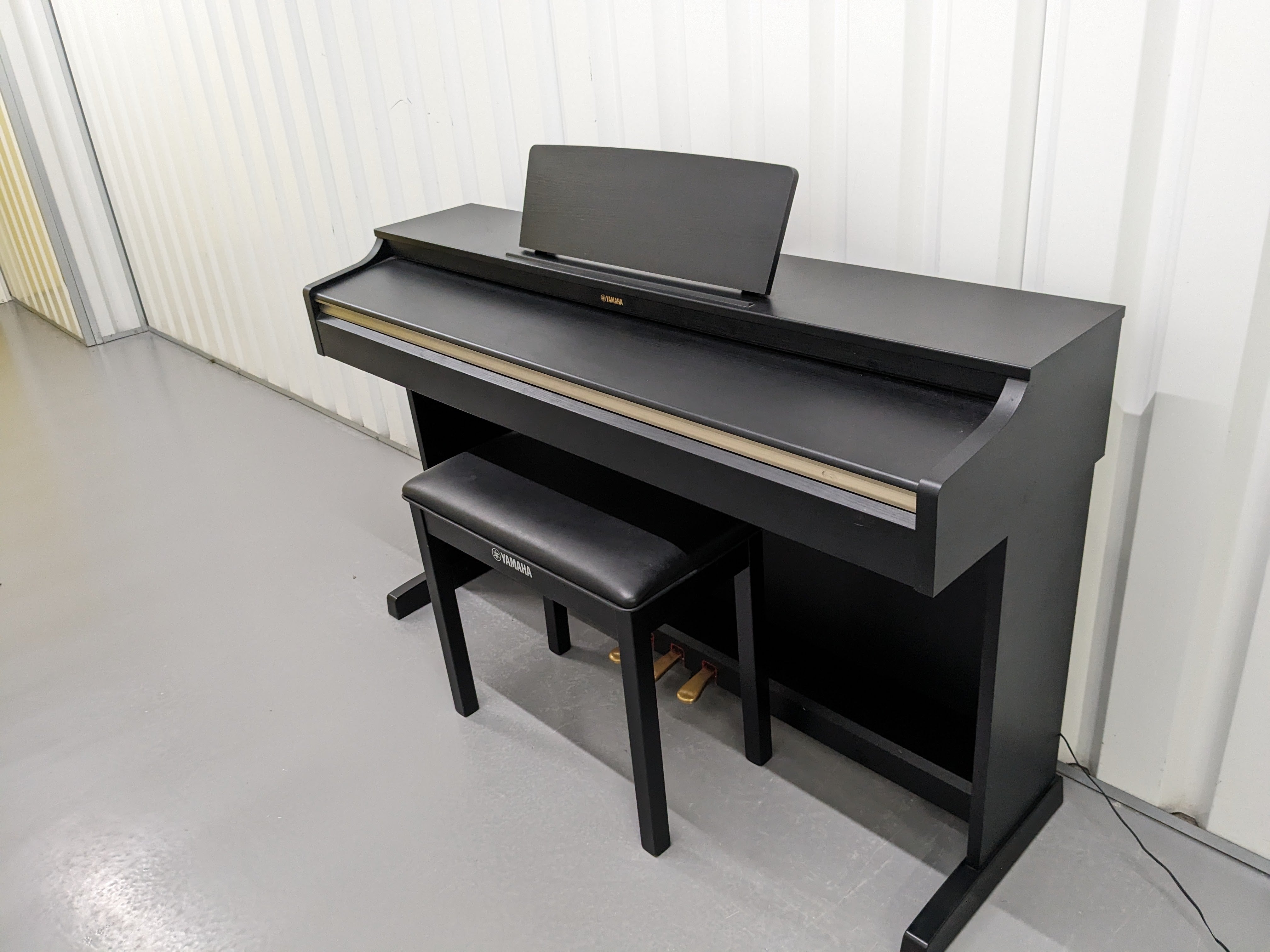 Yamaha Arius YDP-162 Digital Piano satin black, clavinova keyboard