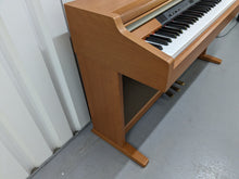Load image into Gallery viewer, Yamaha Clavinova CLP-950 Digital Piano in cherry wood / light oak stock nr 24070