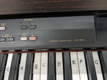 Load image into Gallery viewer, Yamaha Clavinova CLP-820 Digital Piano in dark rosewood stock nr 24250