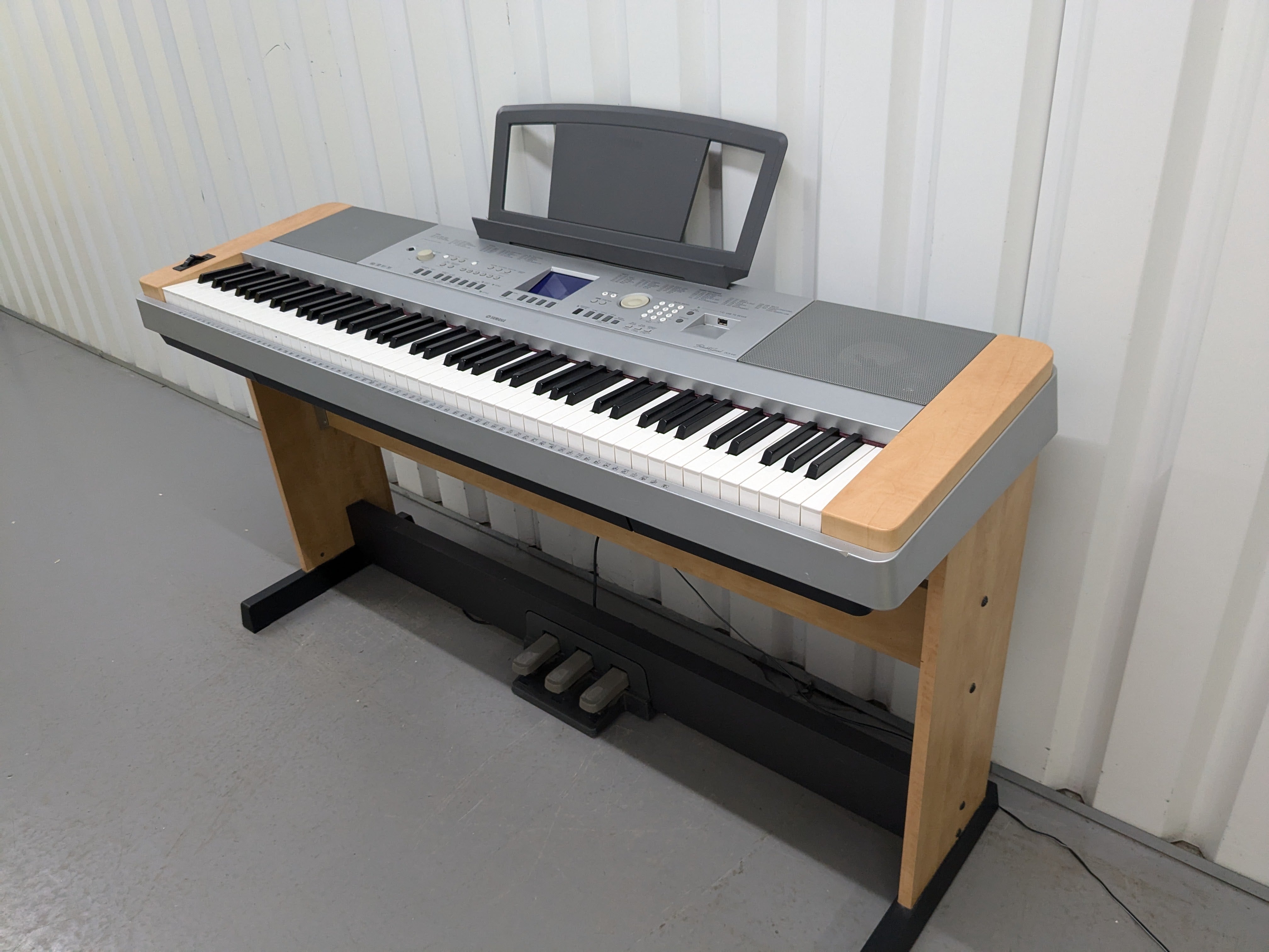 Yamaha DGX-640 rosewood portable grand piano keyboard 3 pedals