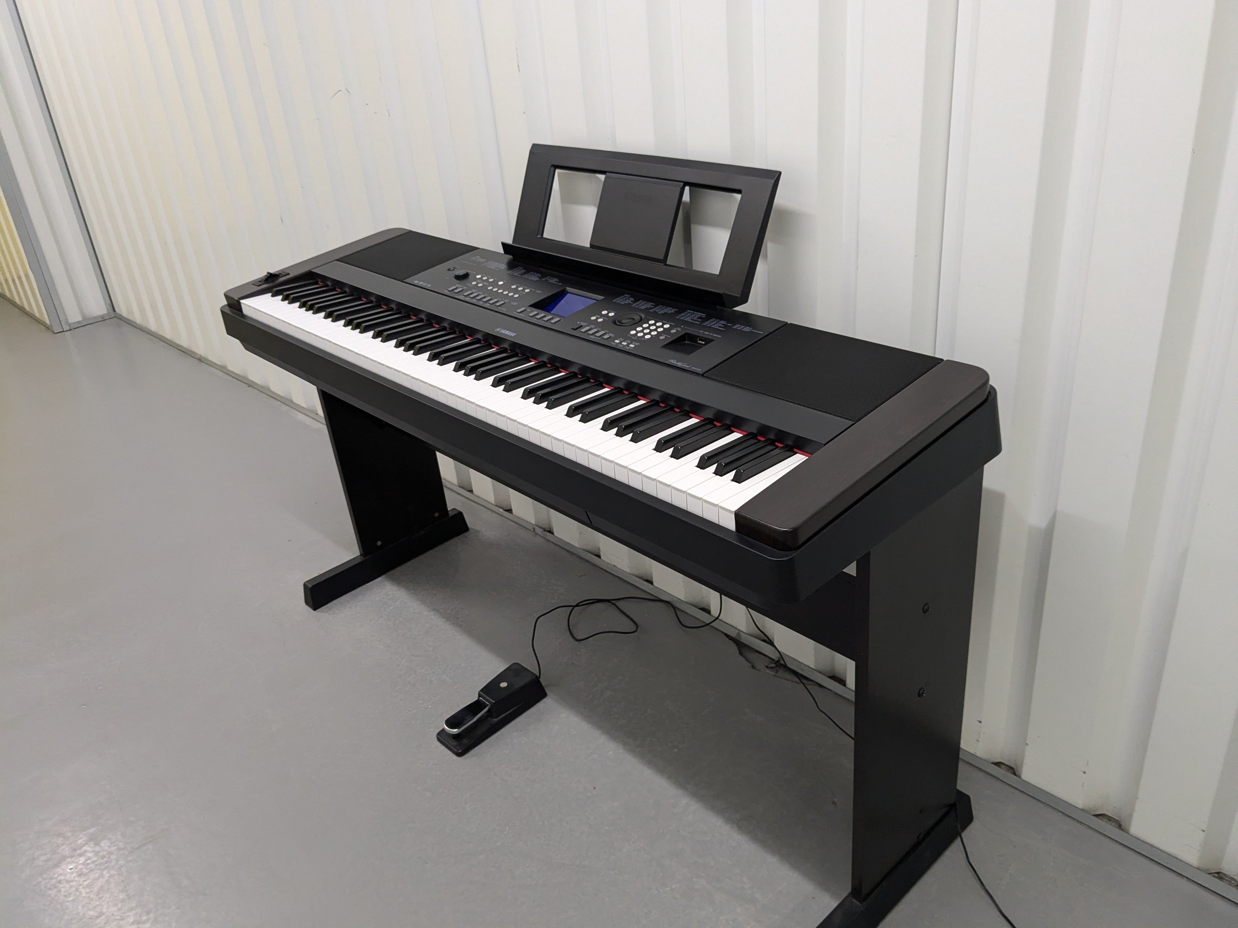 Yamaha DGX-650 rosewood portable grand piano keyboard and stand