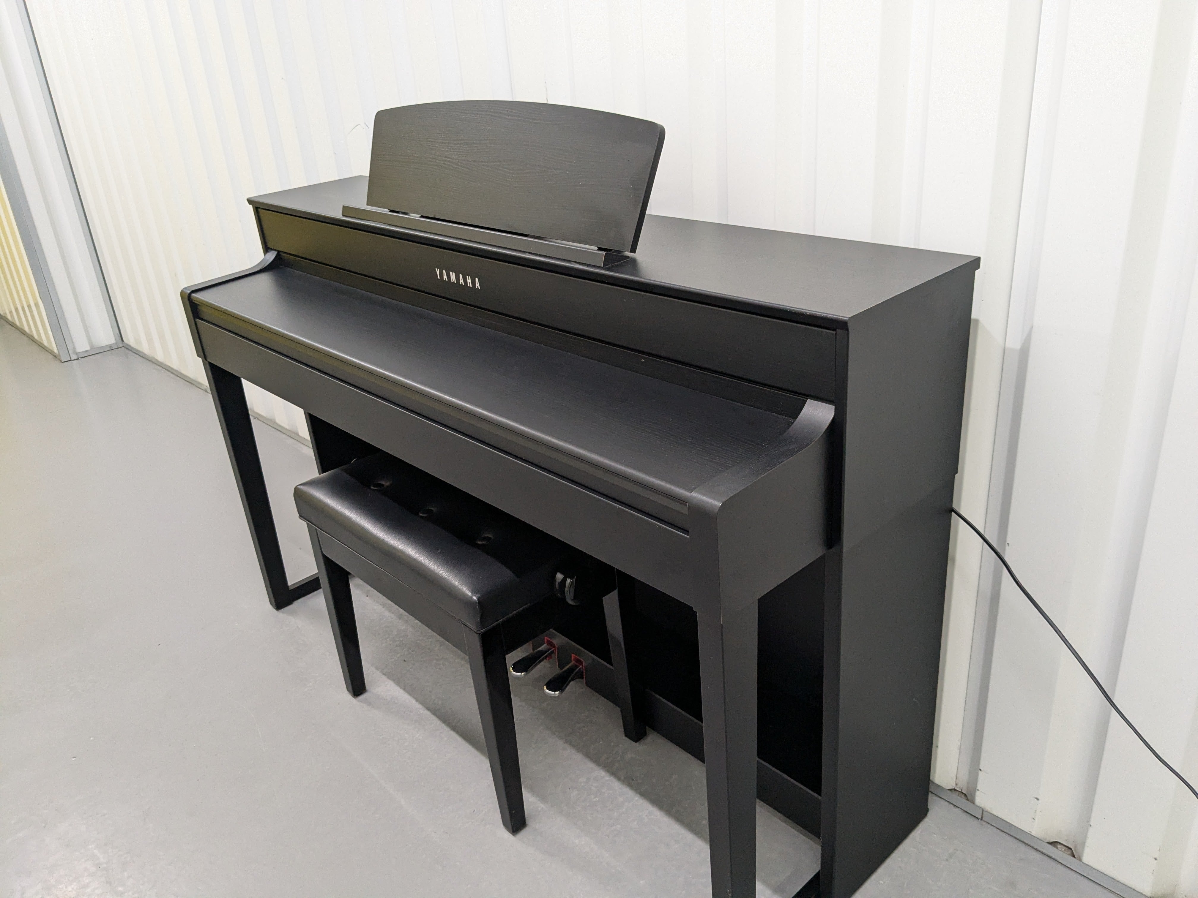 Yamaha Clavinova CLP-575 in satin black finish+ stool stock