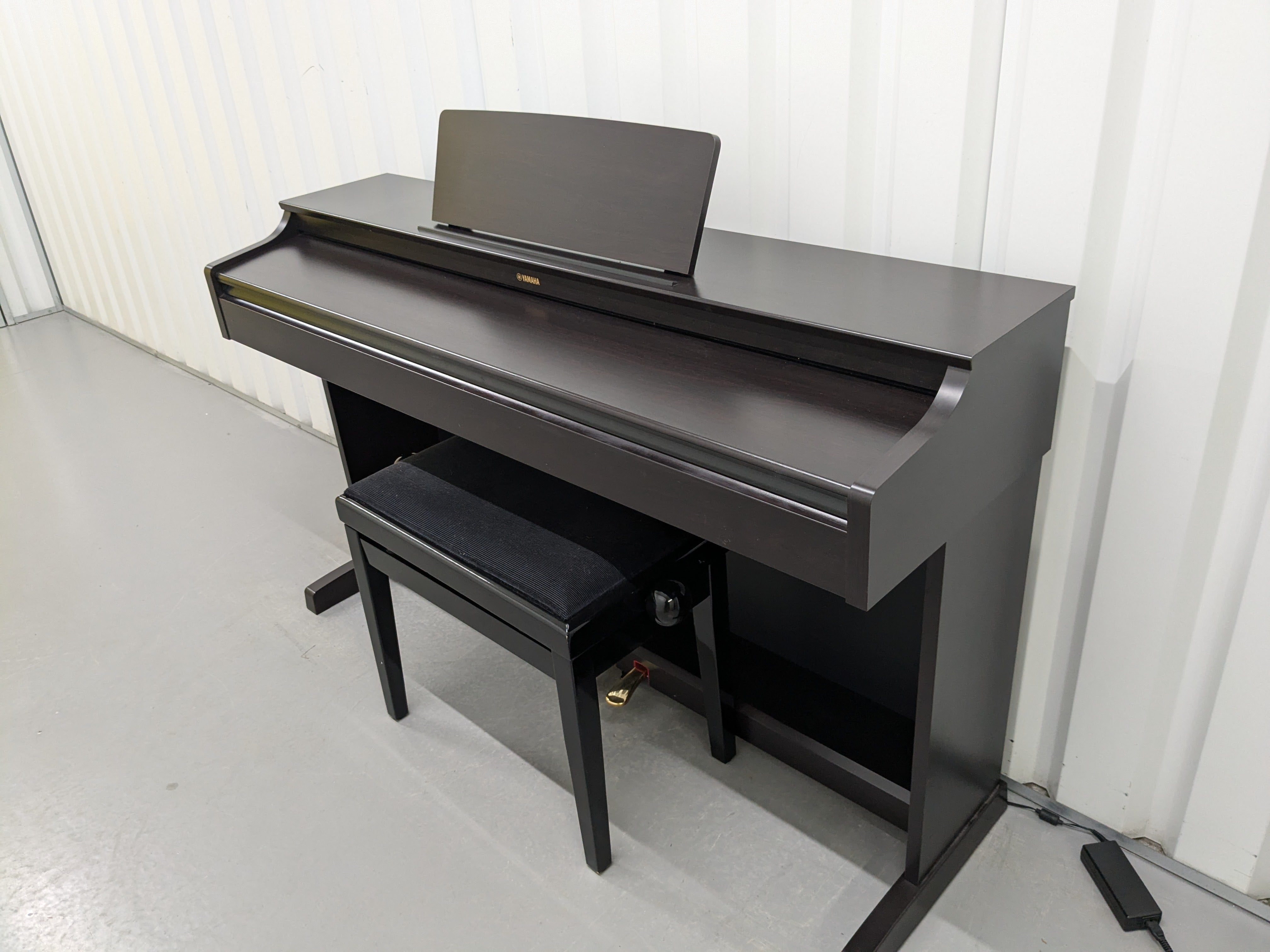 Yamaha Arius YDP-163 Digital Piano in rosewood clavinova keyboard 