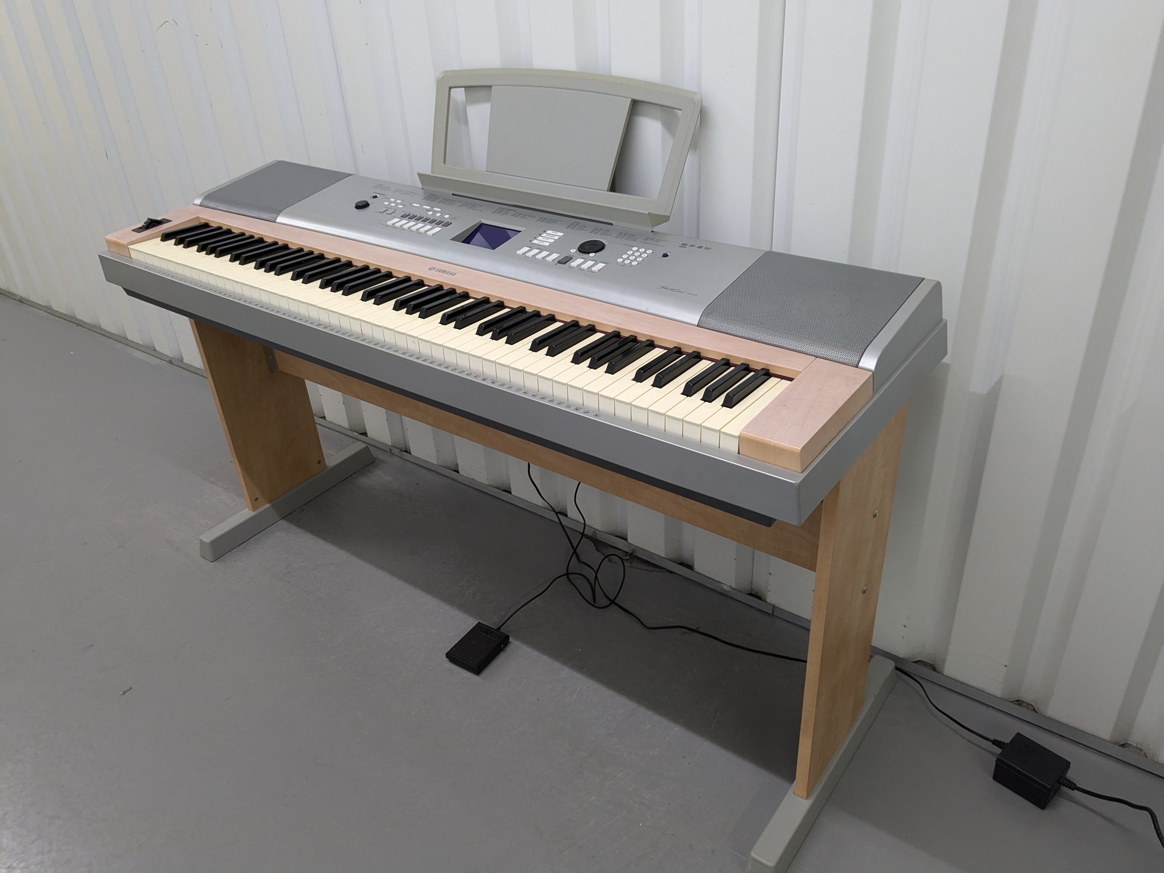 未使用 YAMAHA DGX-620 電子ピアノ 88鍵 2006年 スタンド付 ヤマハ | DGX-620 - Portable Grand - 概要