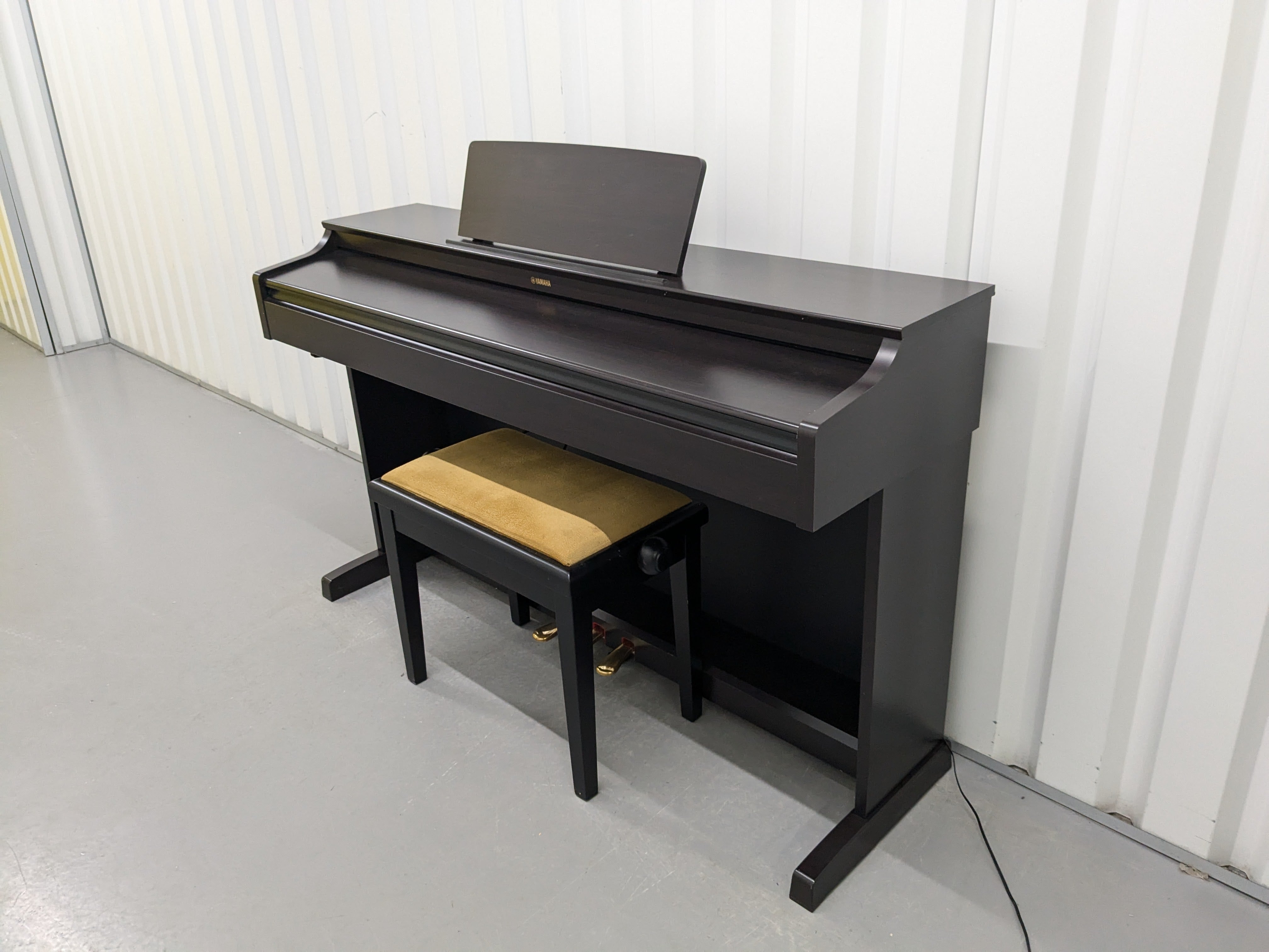 Yamaha Arius YDP-163 Digital Piano in rosewood clavinova keyboard