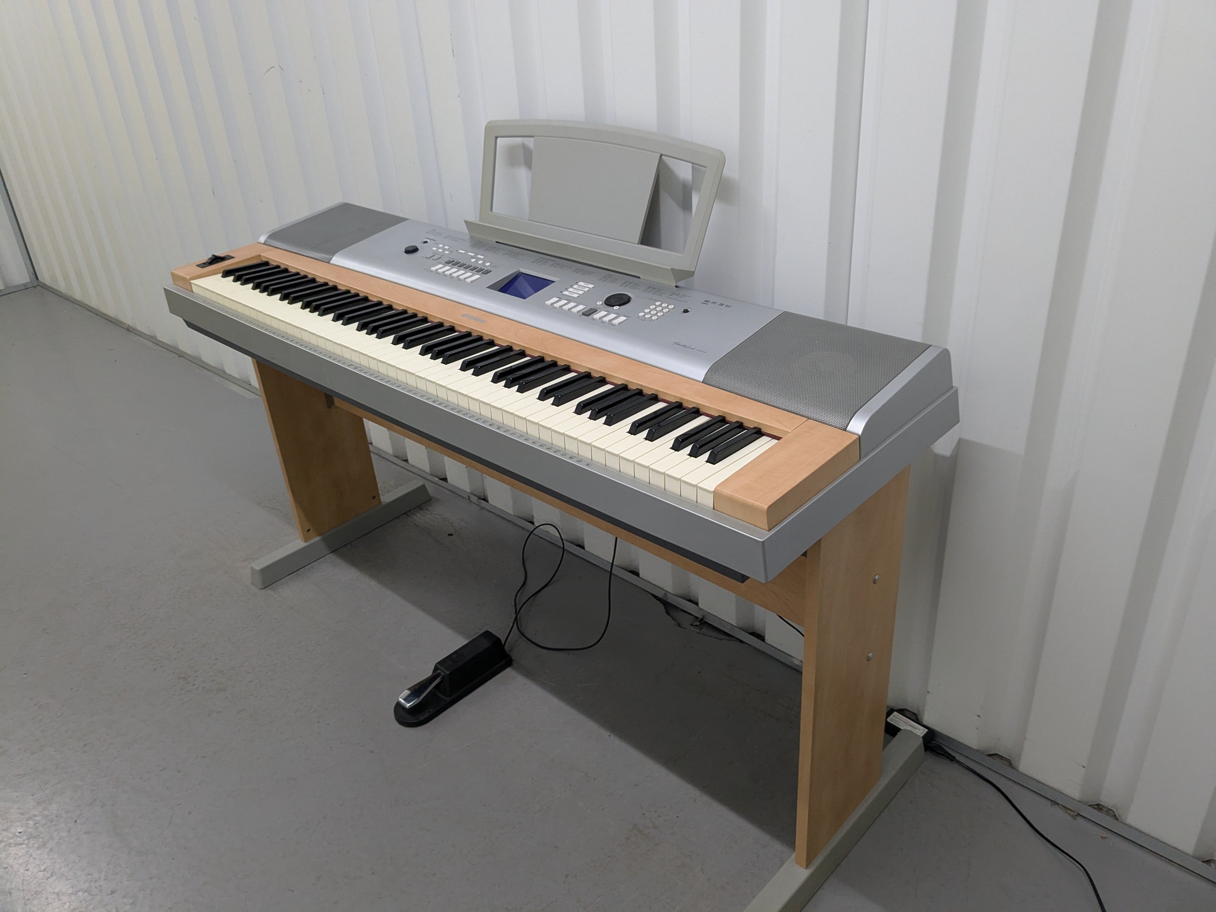 Yamaha DGX-620 88 Key Weighted Keys Portable Grand + stand + pedal
