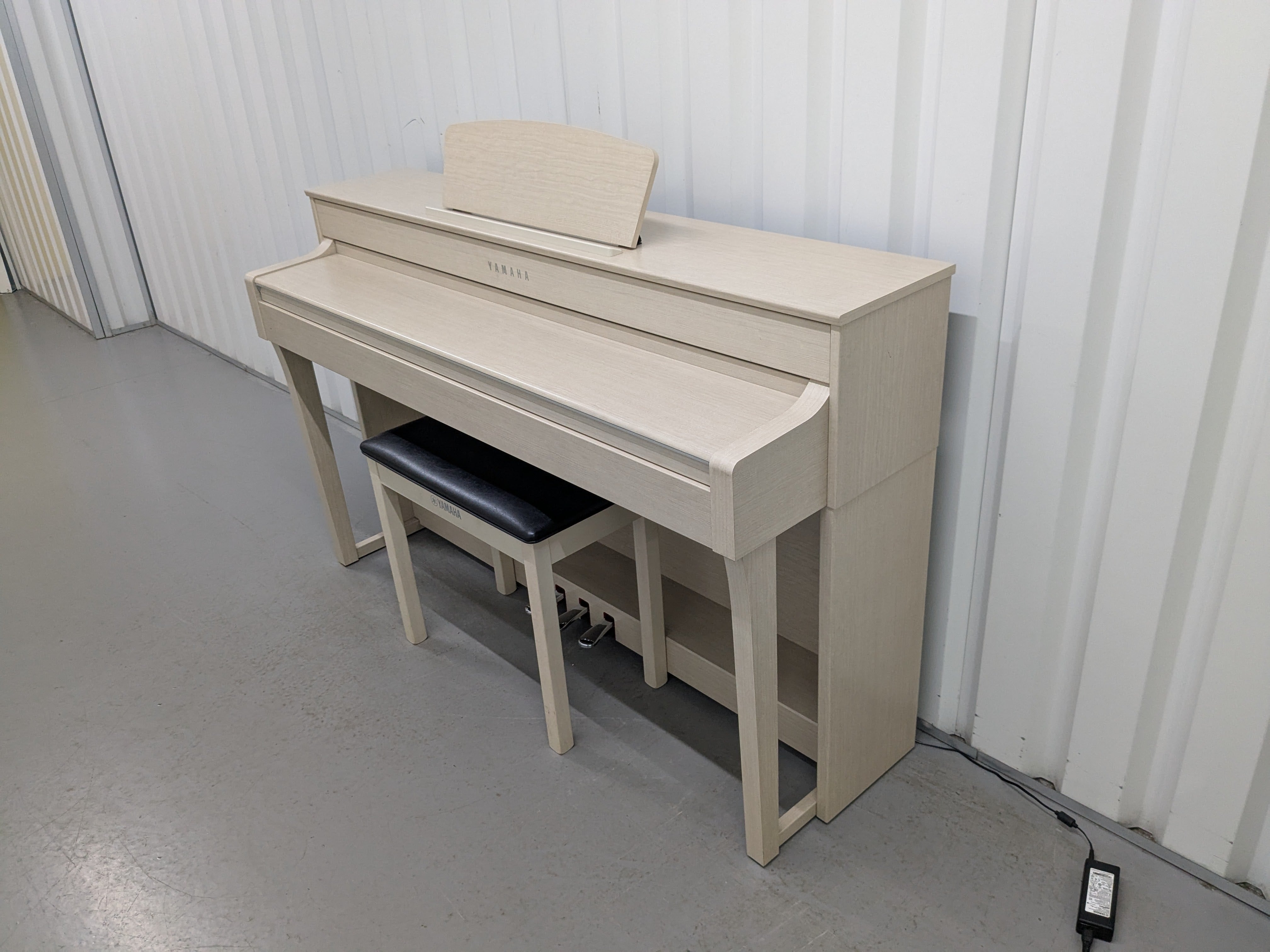 Yamaha Clavinova CLP-635 CLP-635WA Digital Piano and stool in