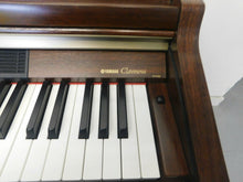 Load image into Gallery viewer, YAMAHA CLAVINOVA CLP-950 Digital Piano in mahogany with stool stock nr 22058