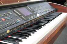 Load image into Gallery viewer, Yamaha Clavinova CVP-305M Digital Piano / arranger in mahogany stock nr 22105