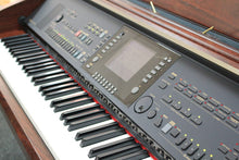 Load image into Gallery viewer, Yamaha Clavinova CVP-305M Digital Piano / arranger in mahogany stock nr 22105