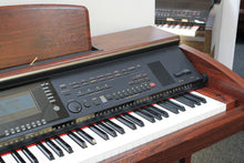 Load image into Gallery viewer, Yamaha Clavinova CVP-305M Digital Piano / arranger in mahogany stock nr 22105