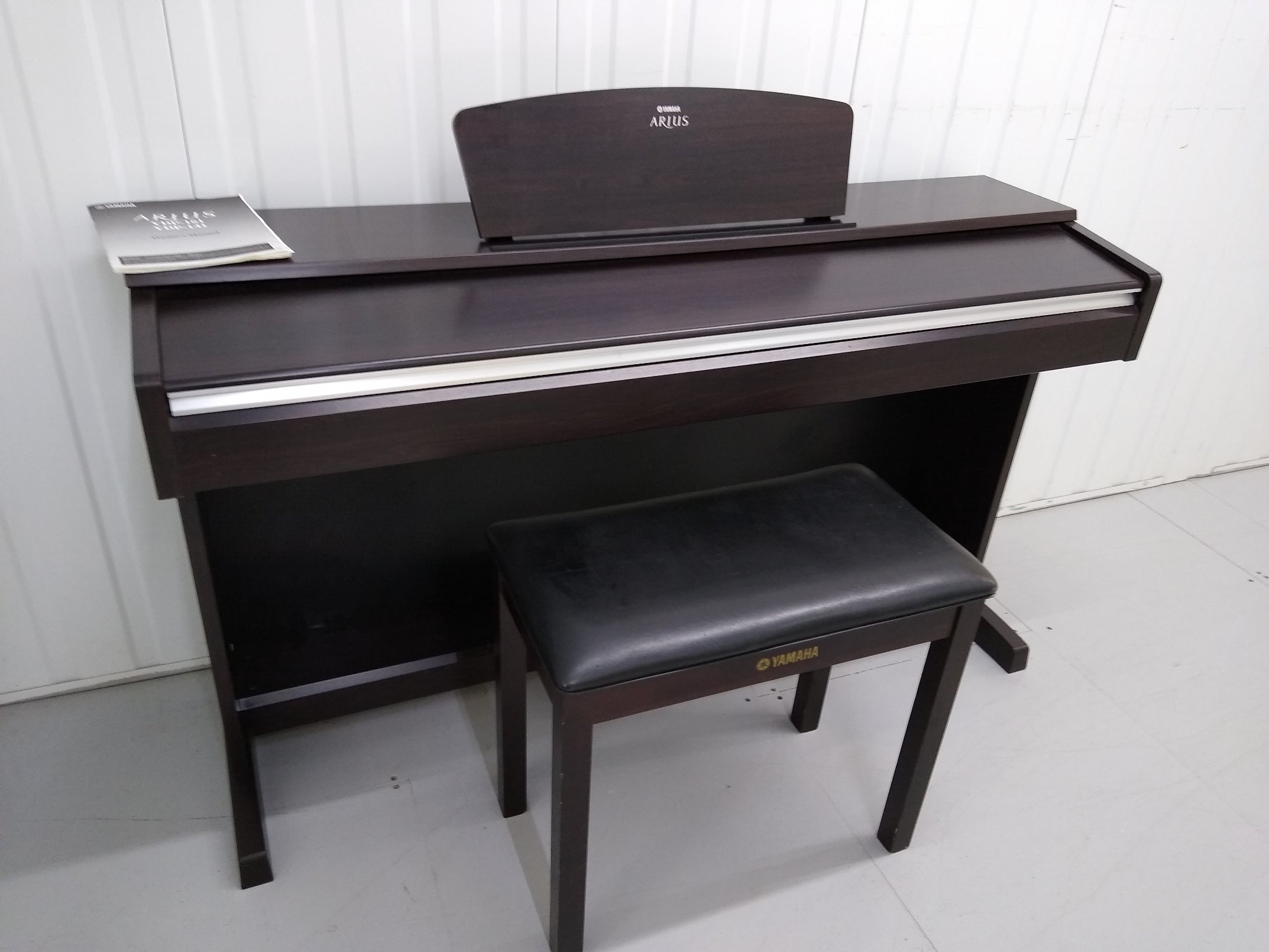 Yamaha Arius YDP-141 digital piano in rosewood, weighted keys, 3 pedals, 88  keys