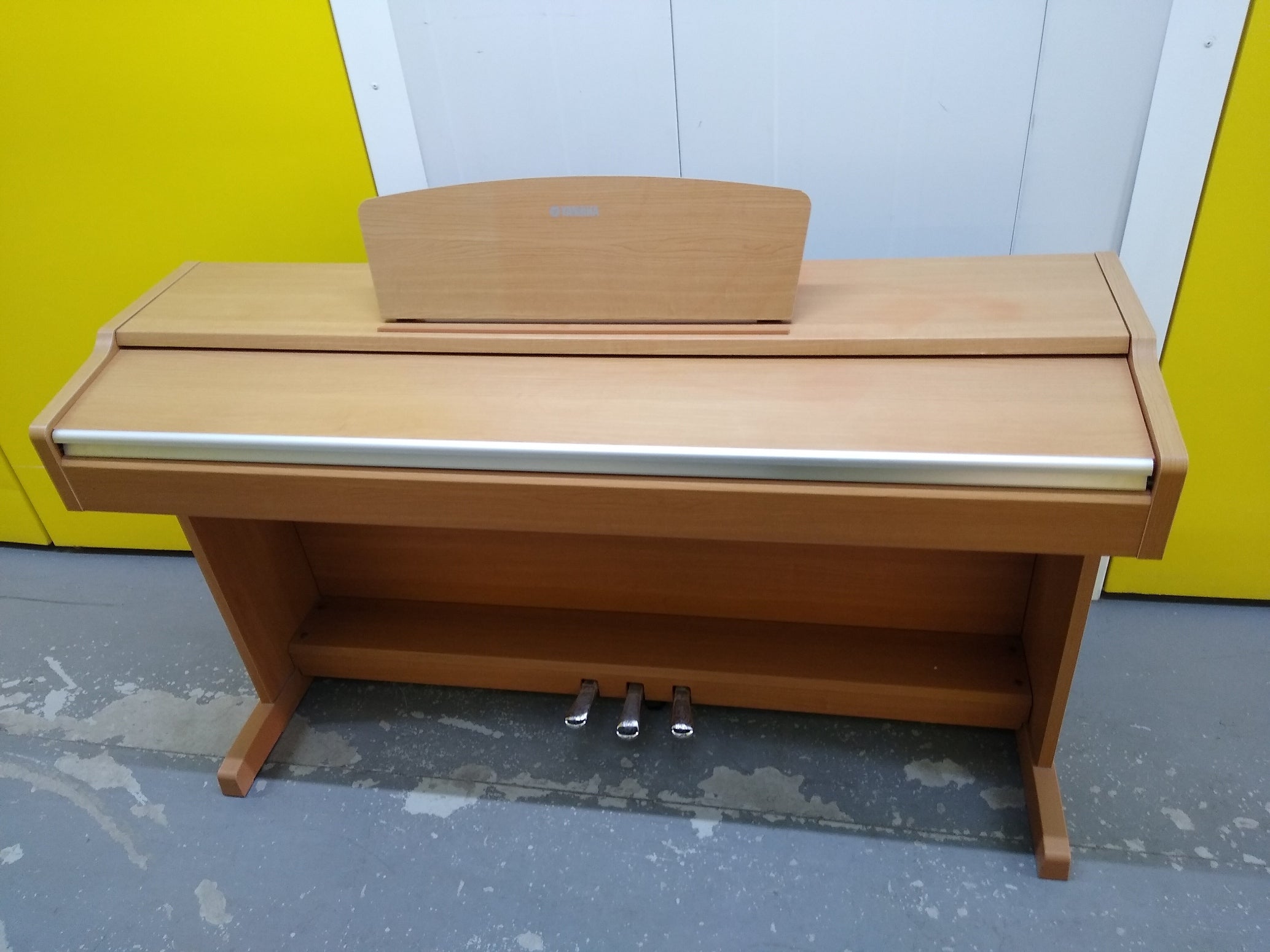 Yamaha Arius YDP-131 Digital Piano in ligght oak finish stock nr 