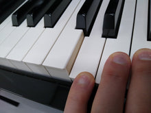 Load image into Gallery viewer, Yamaha Clavinova CLP-545PE in Polished Ebony glossy black. stock nr 22107