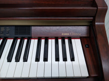 Load image into Gallery viewer, YAMAHA CLAVINOVA CLP-950 Digital Piano in mahogany stock nr 22161