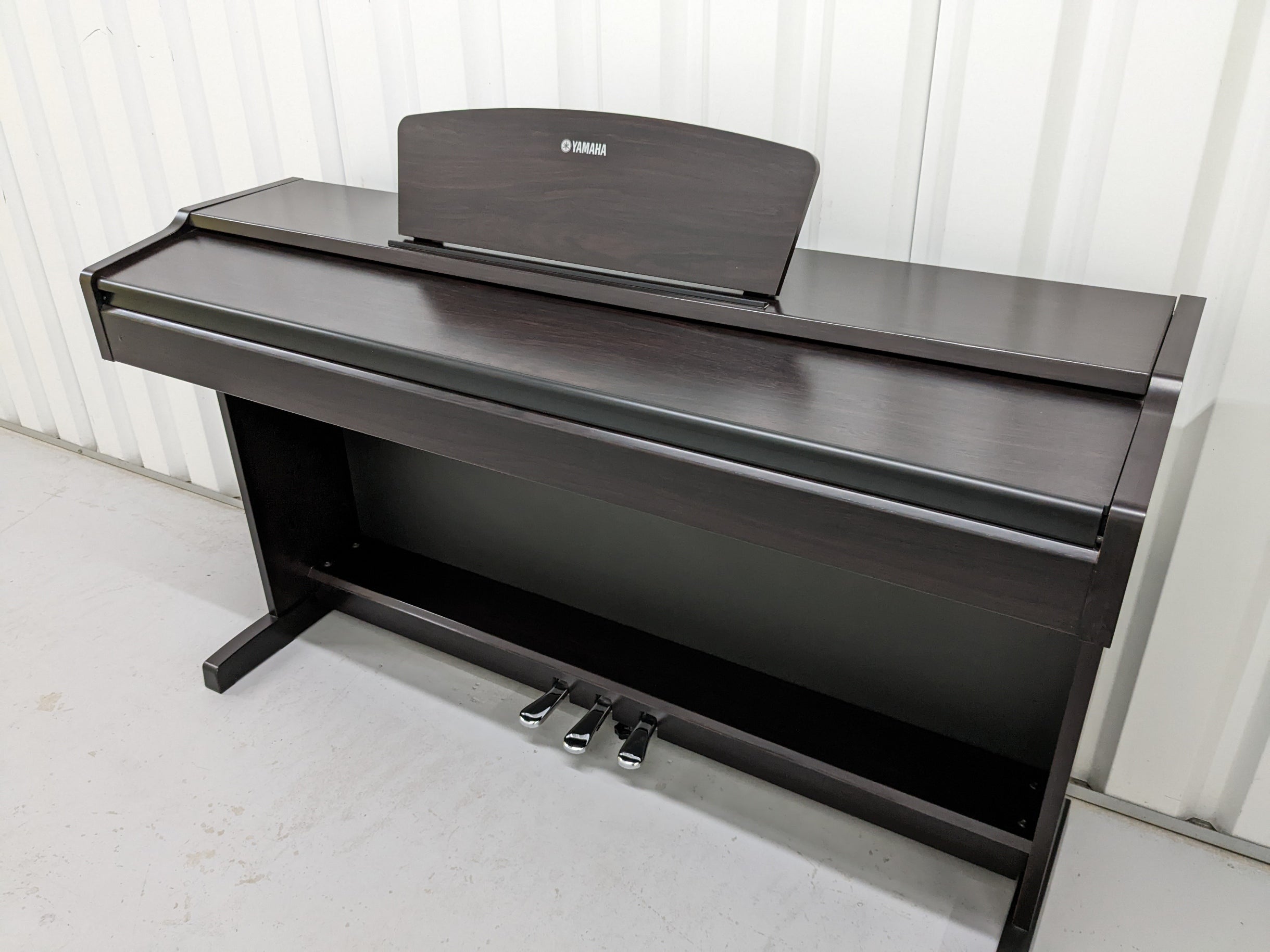 Yamaha Arius YDP-131 Digital Piano in dark rosewood finish stock 