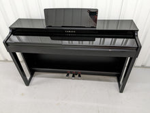 Load image into Gallery viewer, Yamaha Clavinova CLP-525PE digital piano in glossy black ebony stock # 22427
