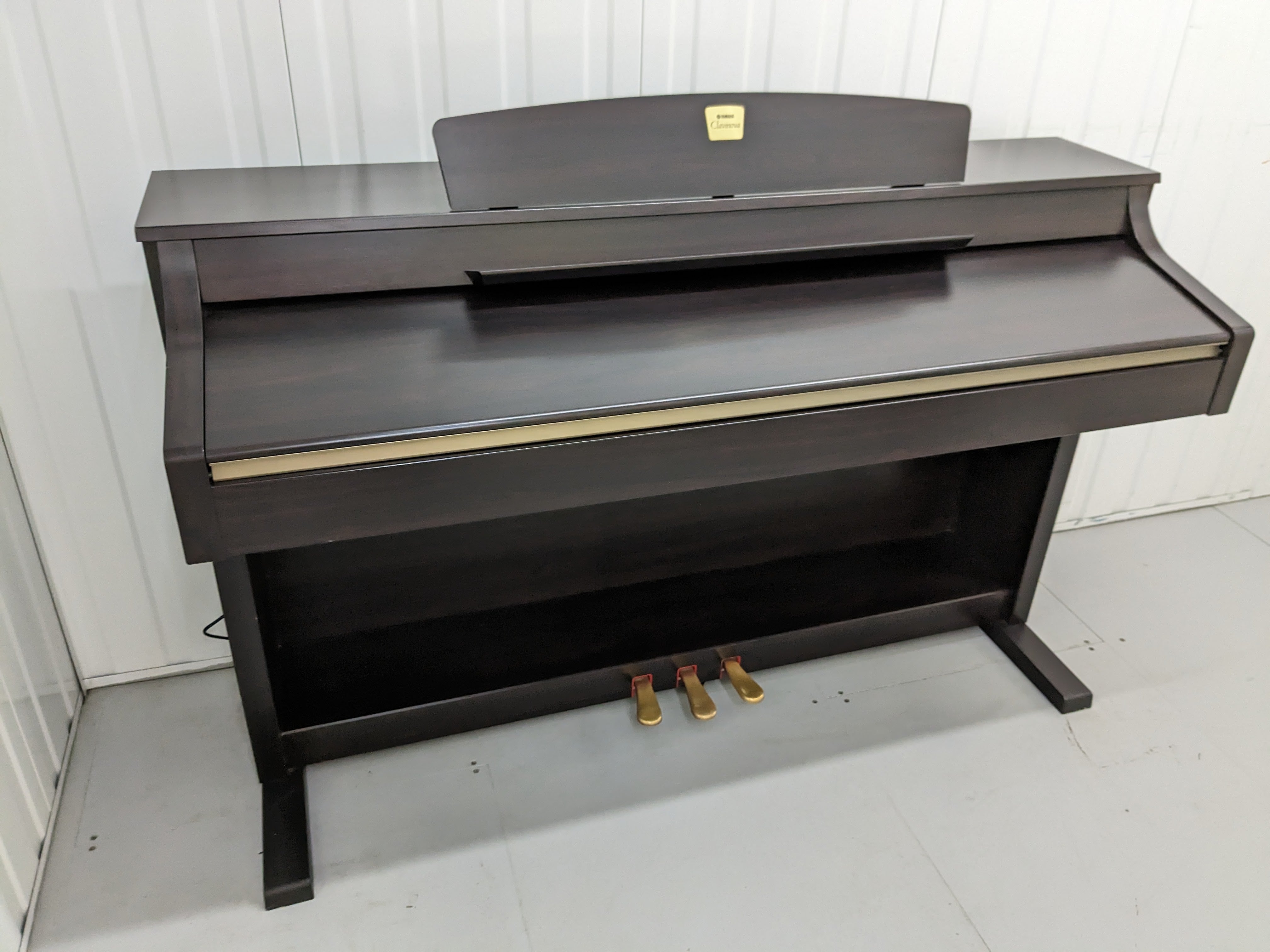 Yamaha Clavinova CLP-330 Digital Piano in dark rosewood finish