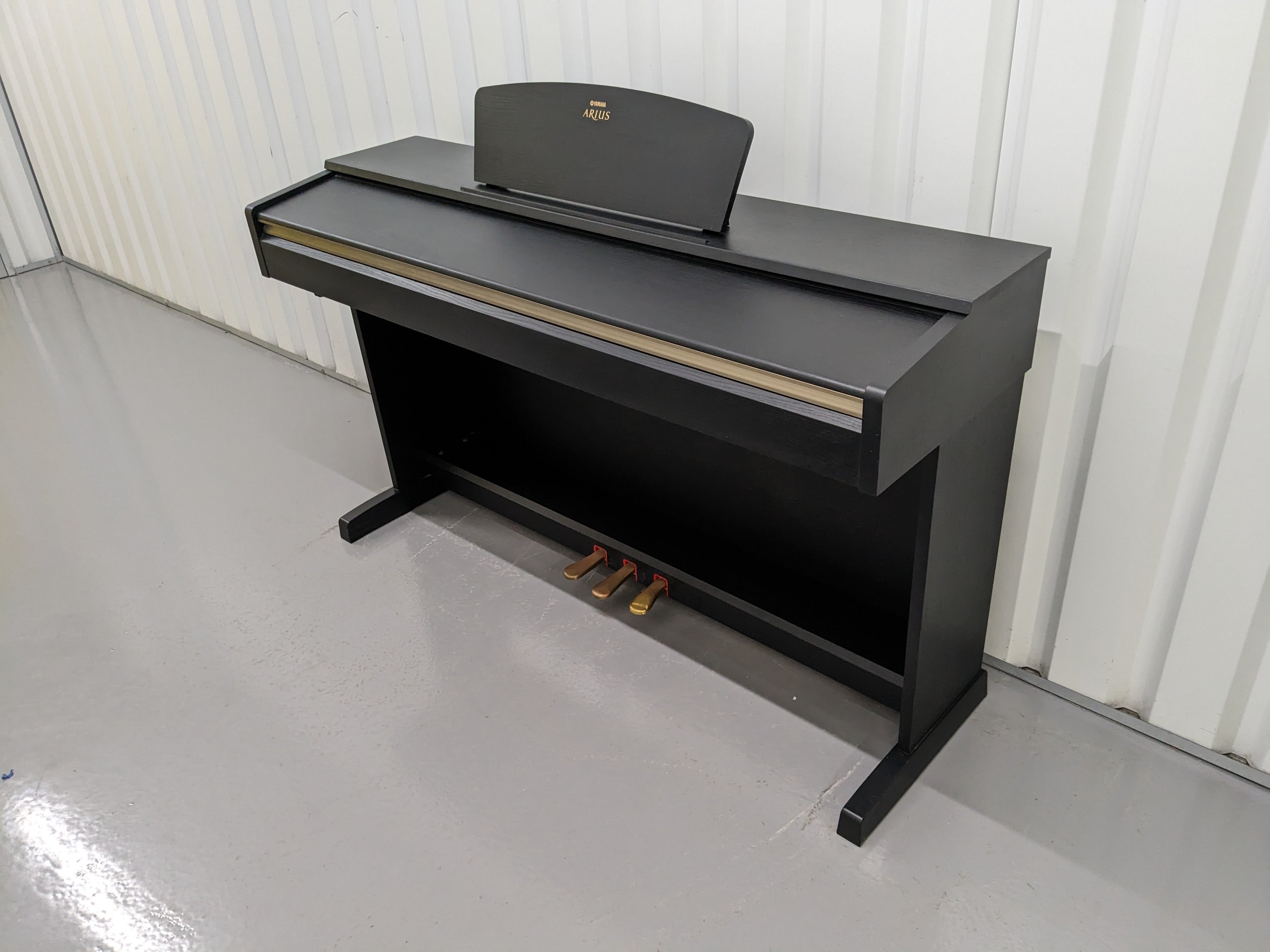 Yamaha Arius YDP-161 digital piano in satin black finish stock