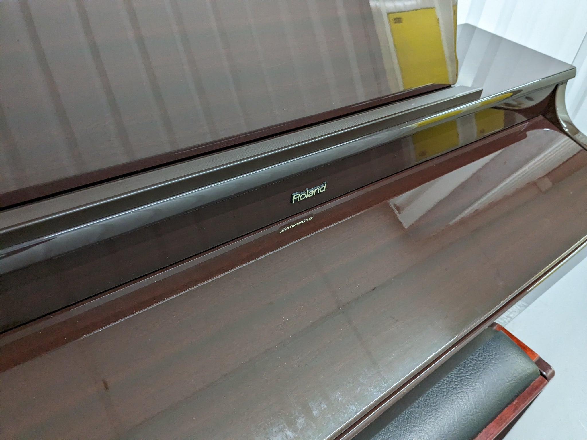 Roland KR-575 Intelligent Digital Piano / arranger glossy mahogany