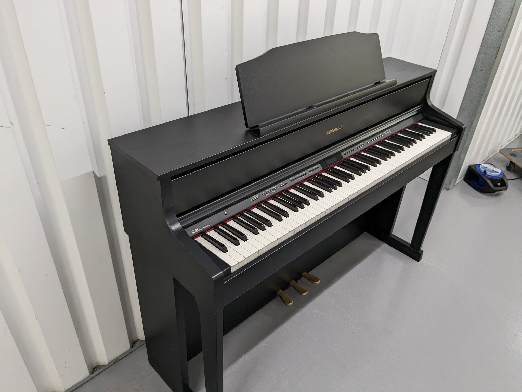 【着後レビューで 送料無料】 Roland HP-605 Premium Digital Piano and stool in rosewood 鍵盤楽器