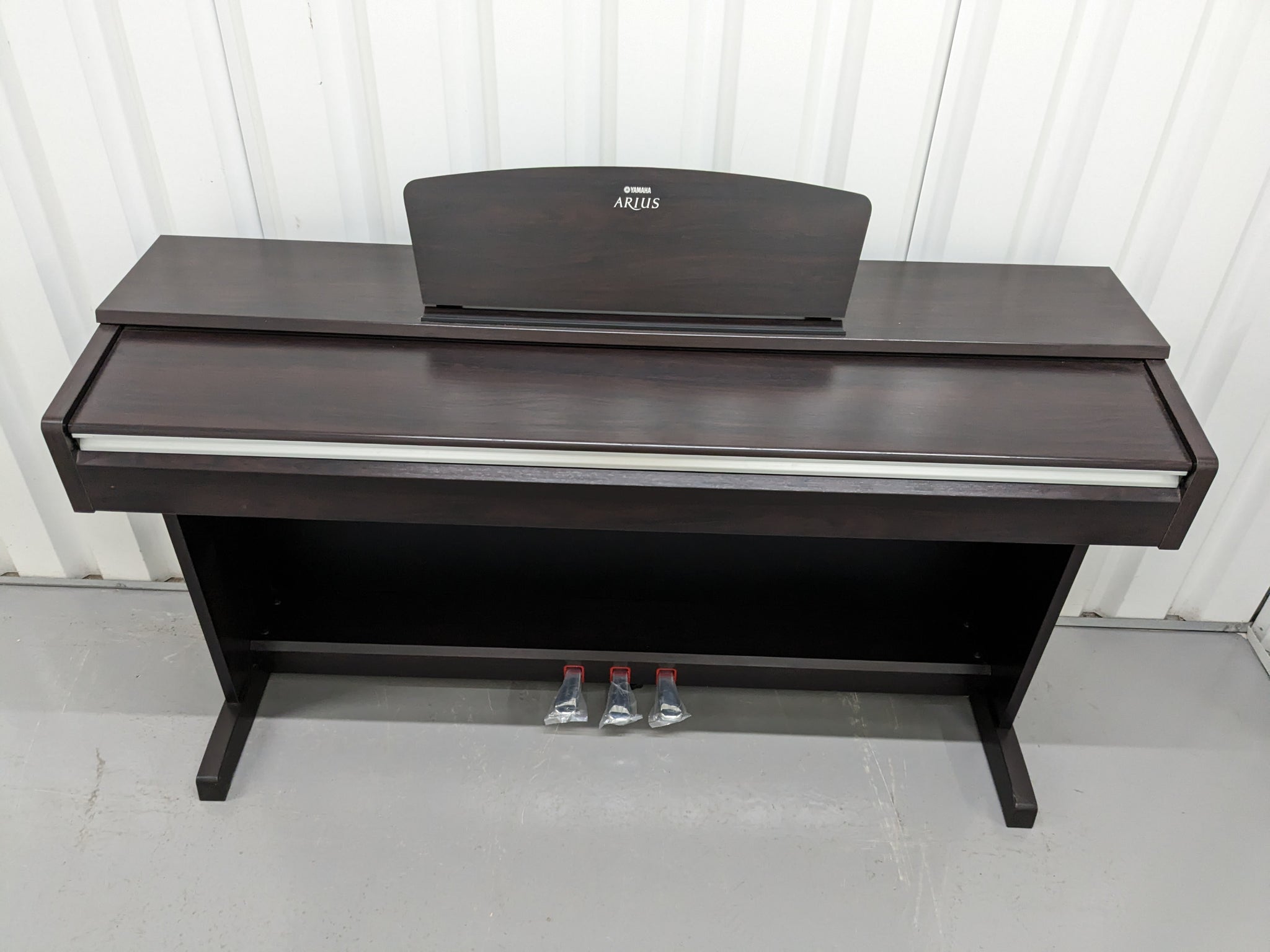 Yamaha Arius YDP-141 digital piano in dark rosewood finish