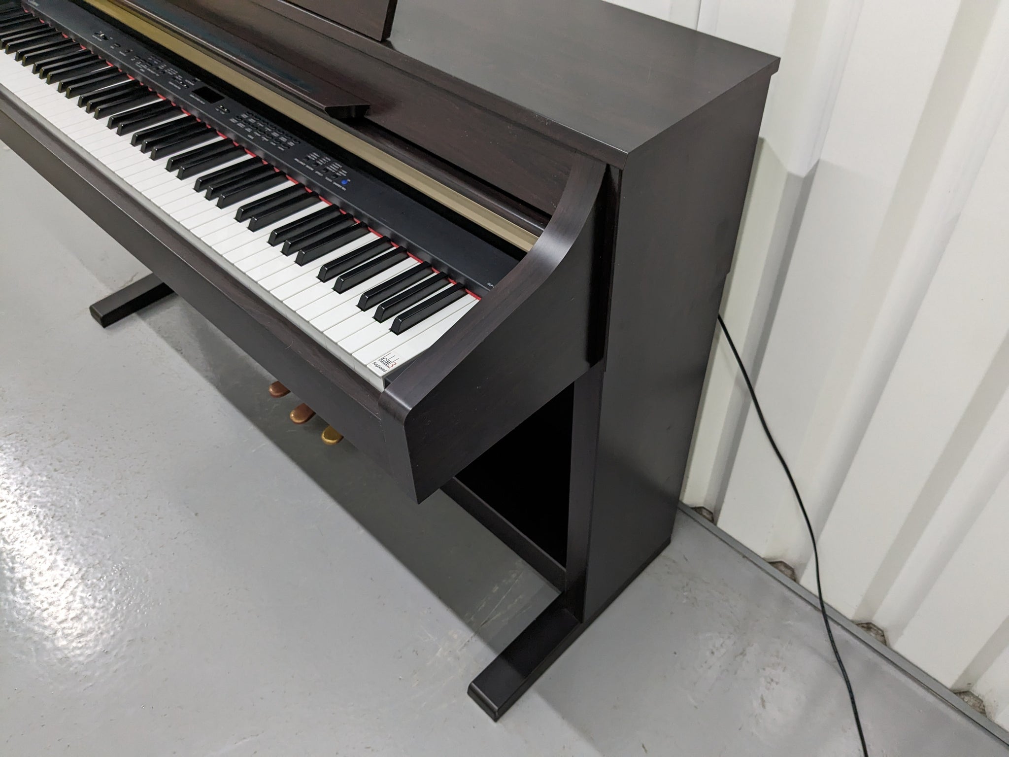 Yamaha Clavinova CLP-330 Digital Piano in dark rosewood finish 