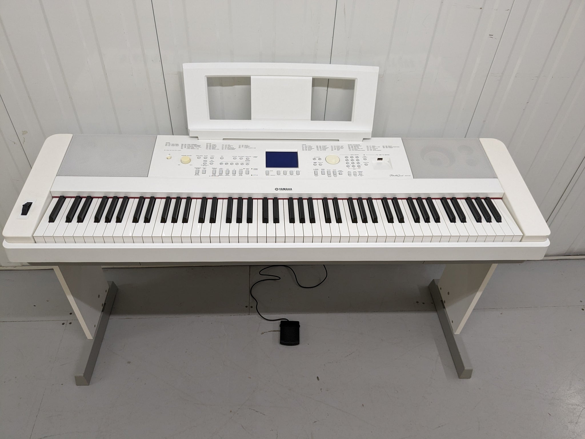 Yamaha DGX-660 in white 88 Key Weighted Keys Portable Grand, stand
