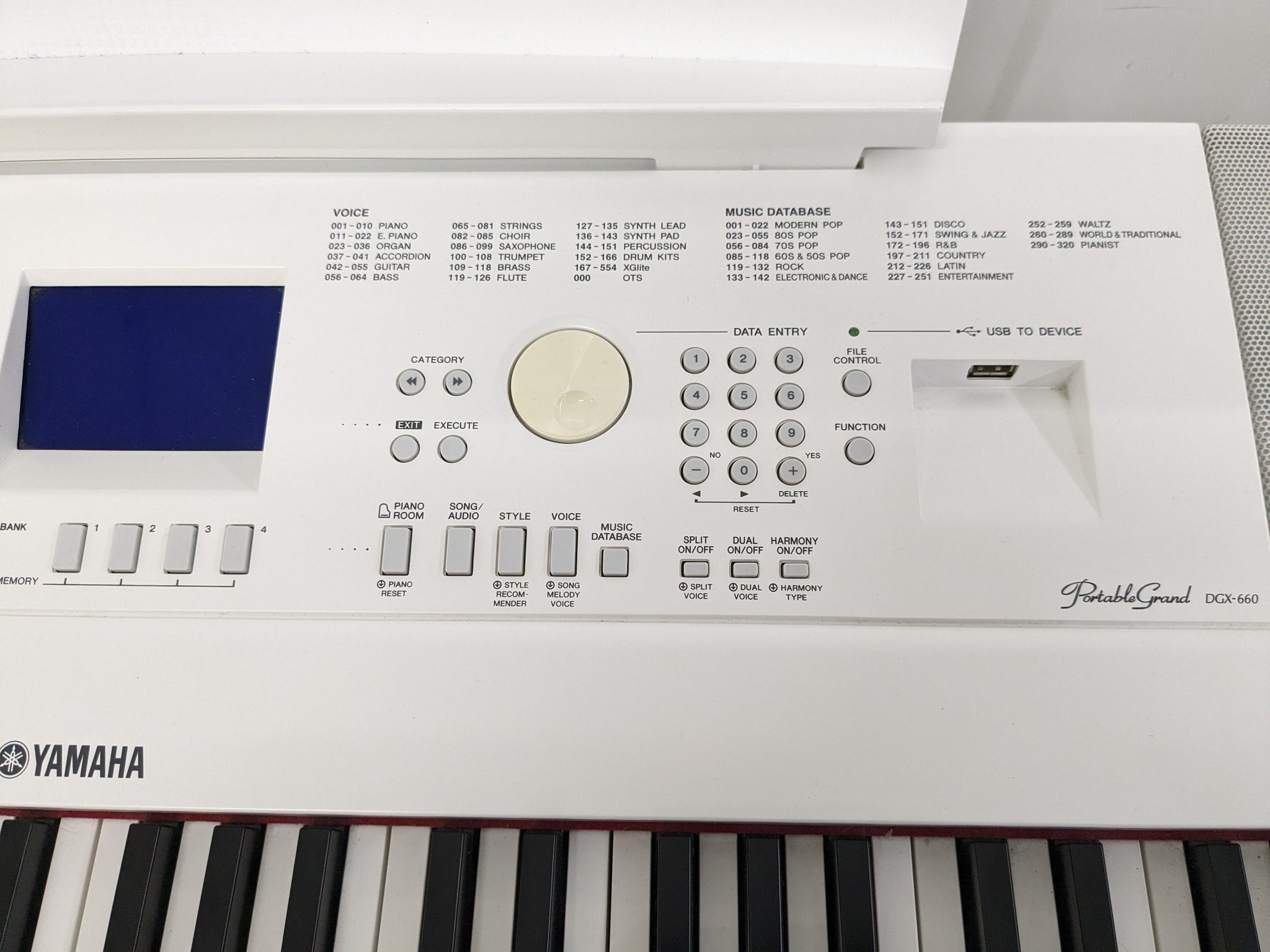 Yamaha DGX-660 in white 88 Key Weighted Keys Portable Grand, stand