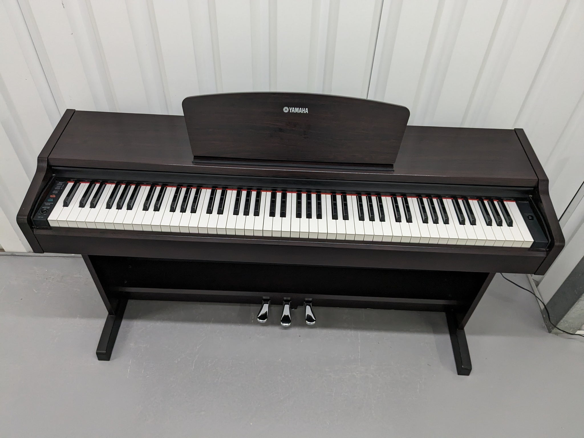 Yamaha Arius YDP-131 Digital Piano in rosewood finish stock nr