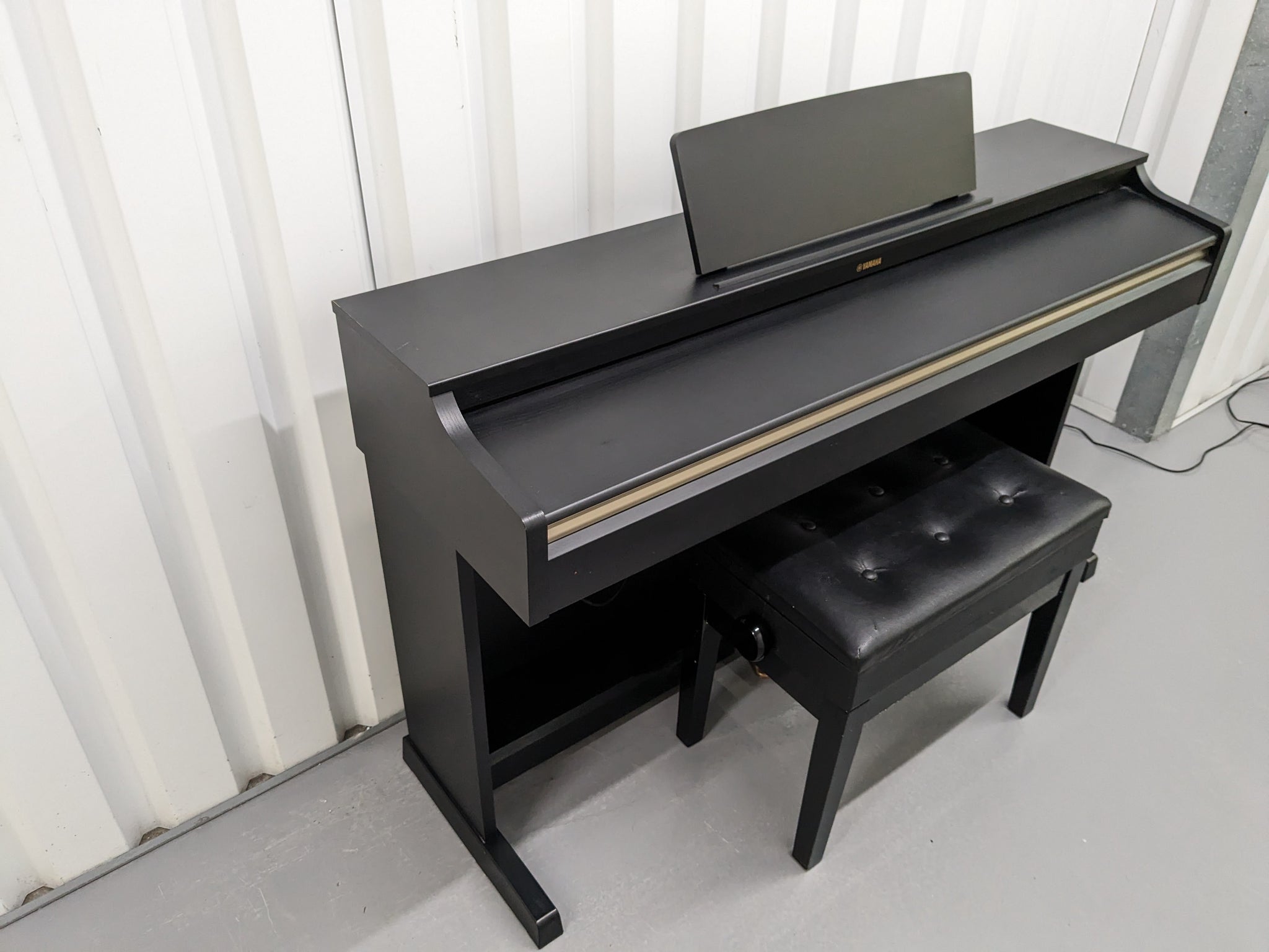 Yamaha Arius YDP-162 Digital Piano satin black, clavinova keyboard