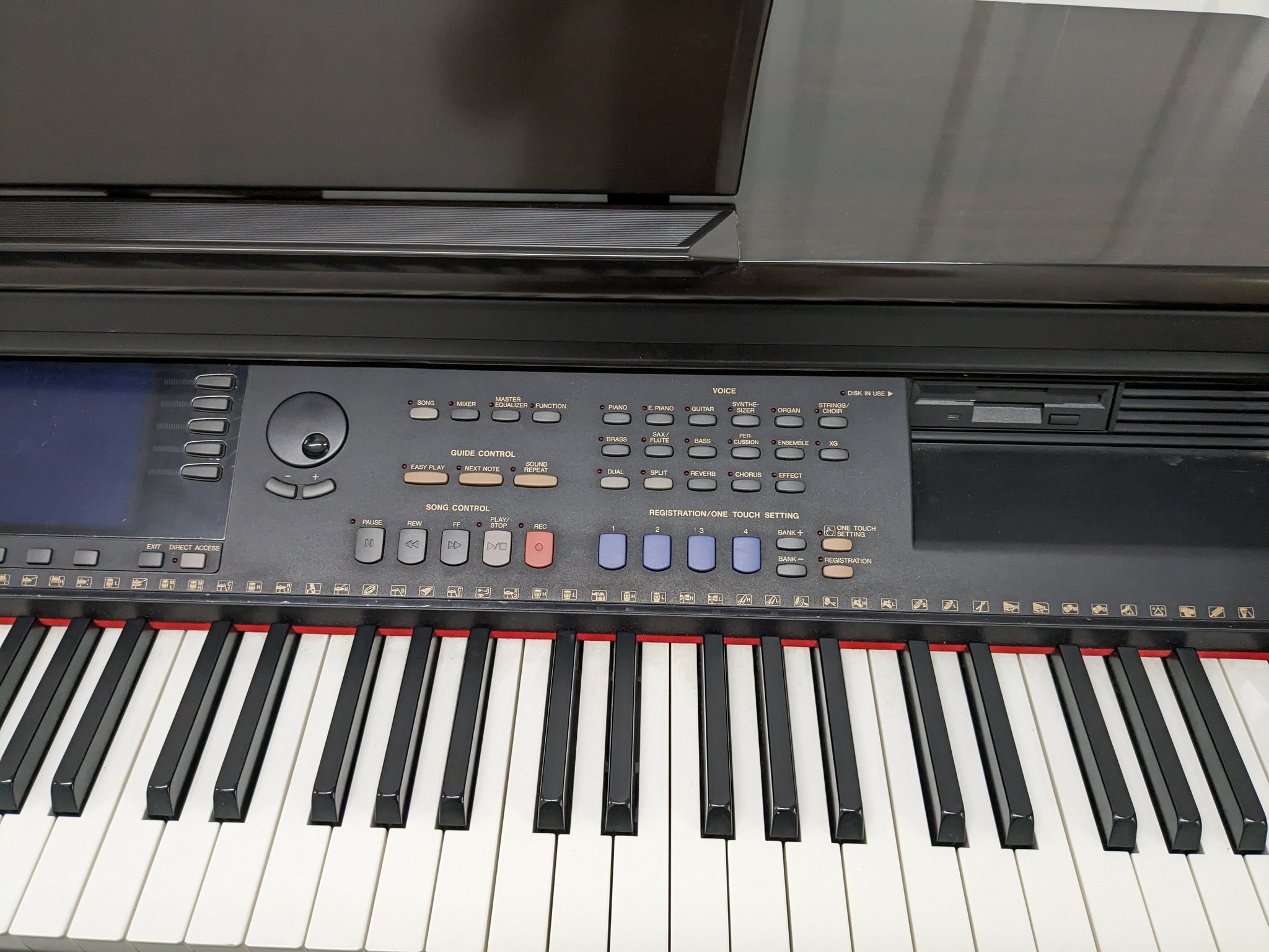 Yamaha Clavinova CVP-107 digital piano arranger glossy dark