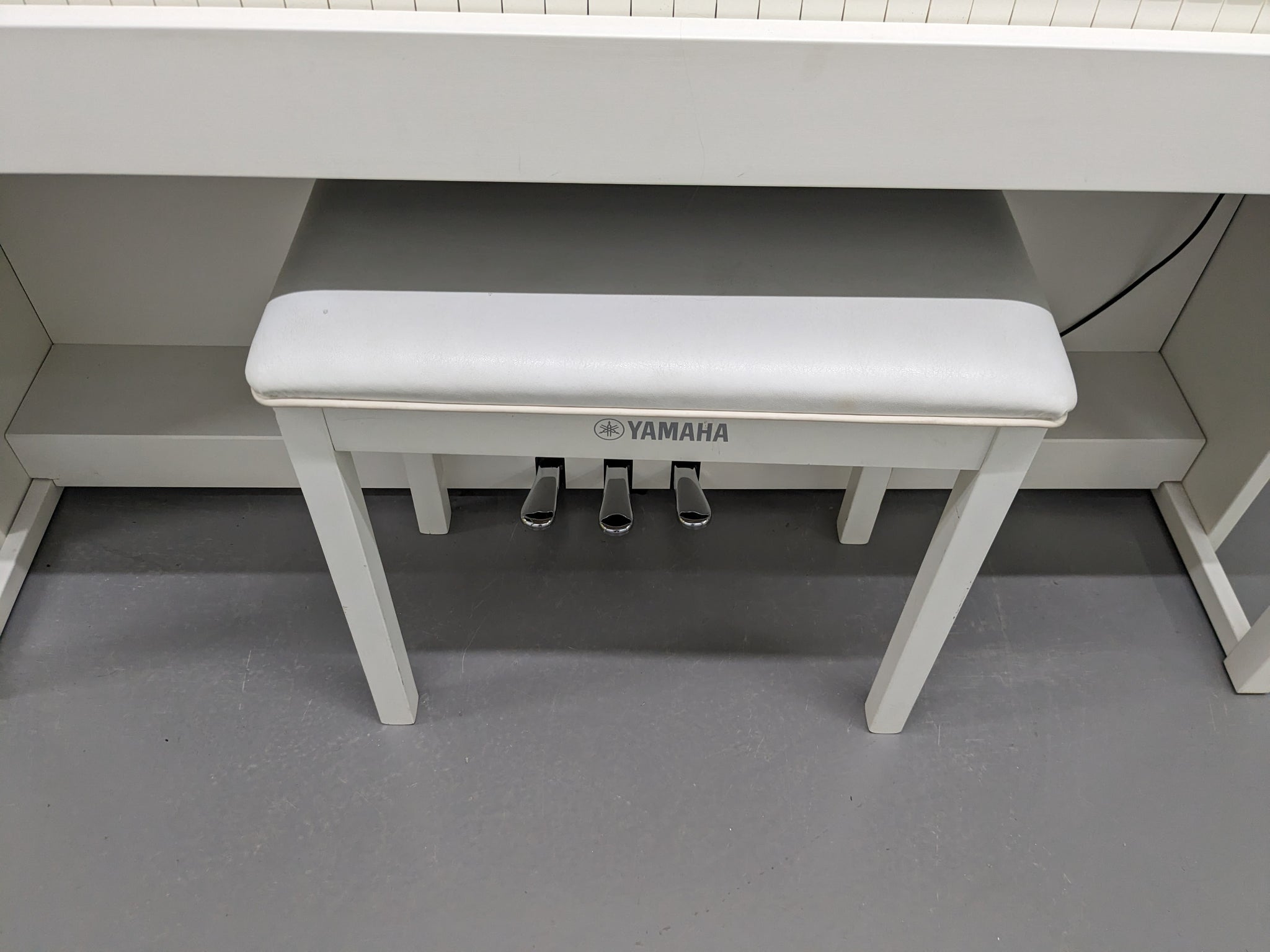 Yamaha Clavinova CLP-535 digital piano and stool in satin white