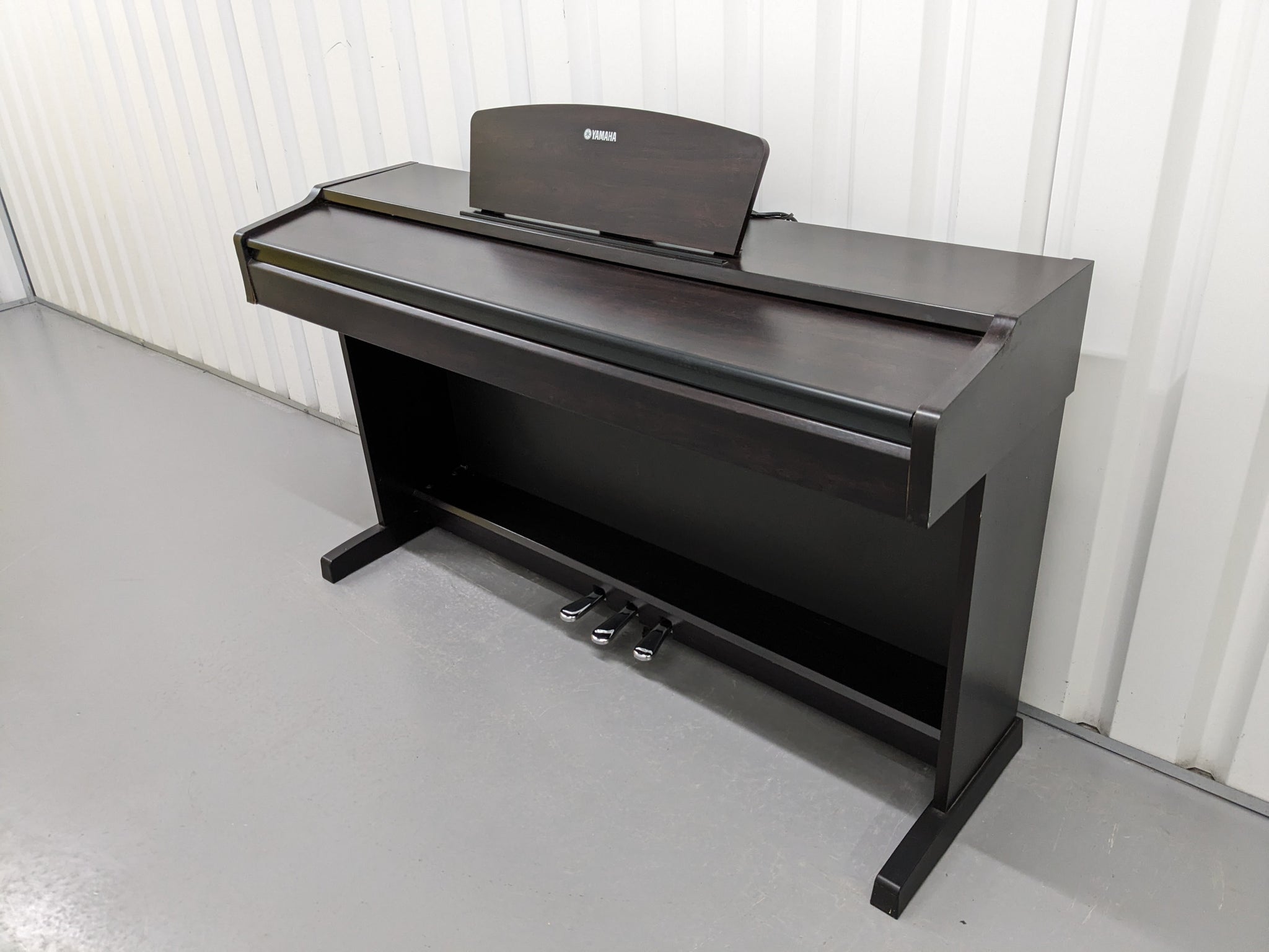 Yamaha Arius YDP-131 Digital Piano in rosewood finish stock nr