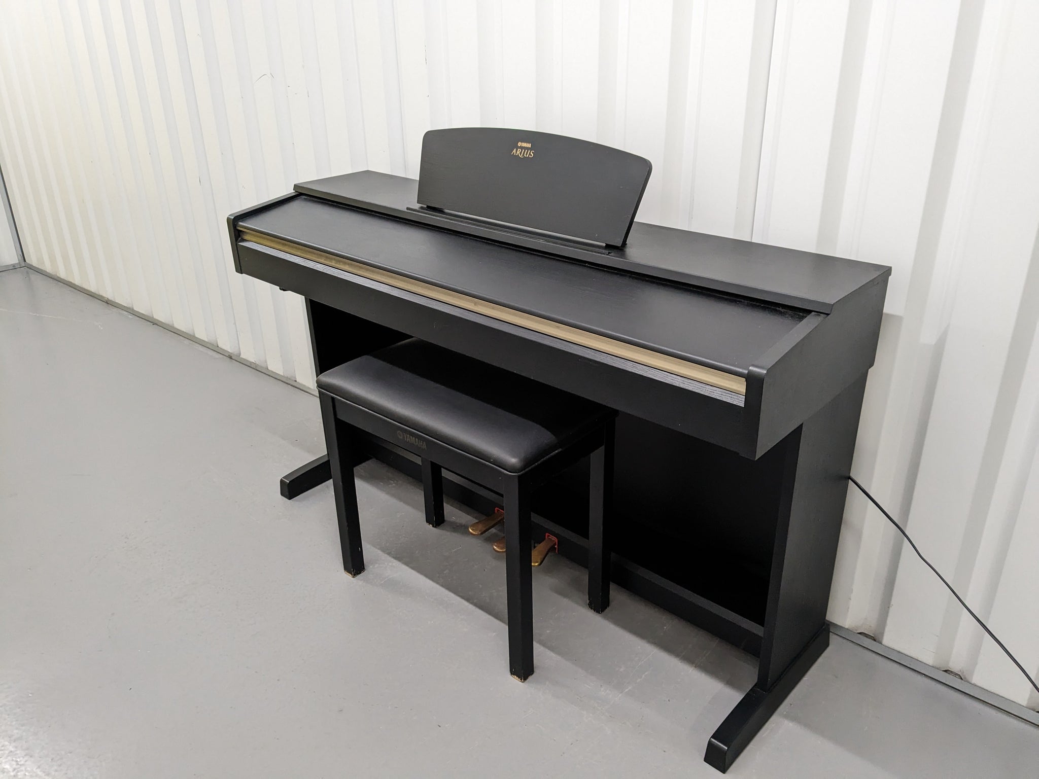 Yamaha Arius YDP-161 Digital Piano satin black clavinova keyboard