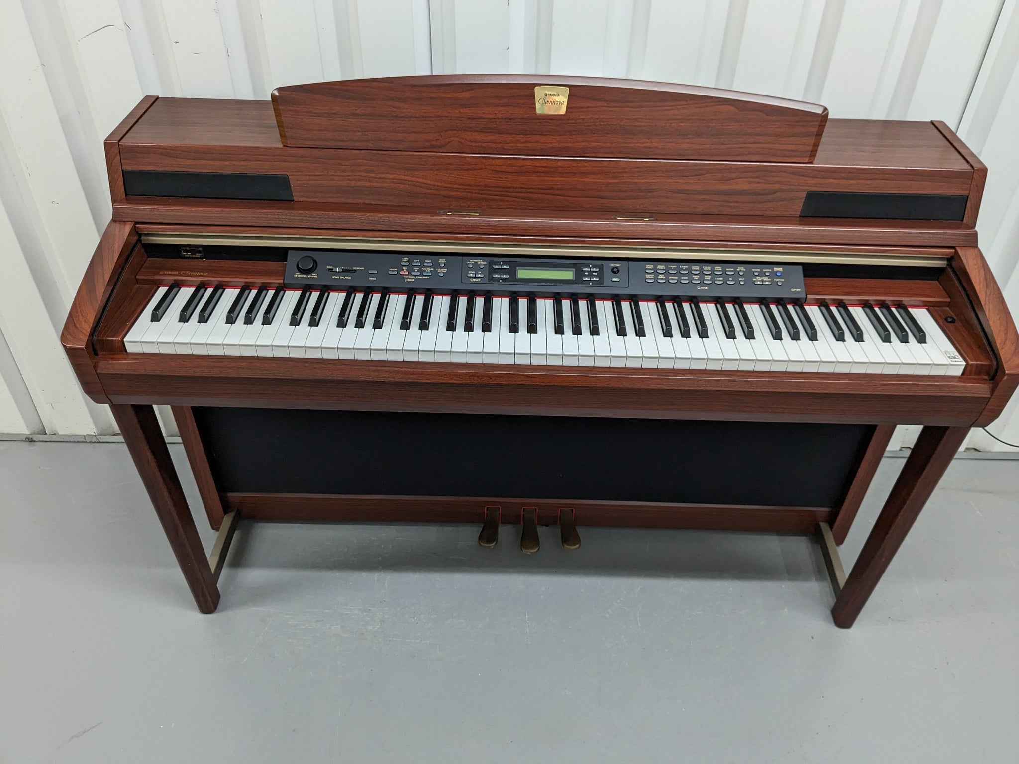 YAMAHA CLAVINOVA CLP-270 DIGITAL PIANO IN MAHOGANY FINISH stock nr