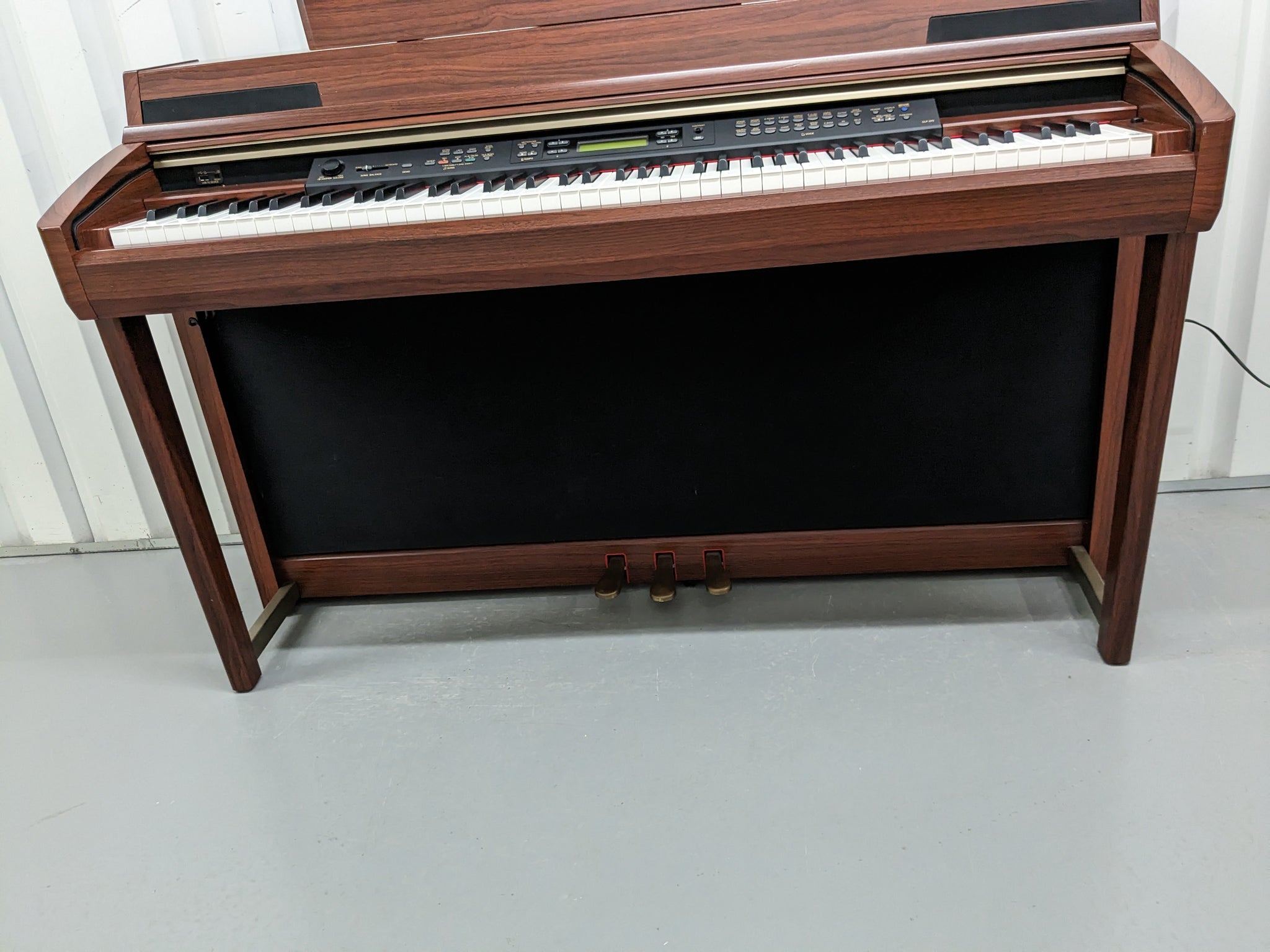 YAMAHA CLAVINOVA CLP-270 DIGITAL PIANO IN MAHOGANY FINISH stock nr