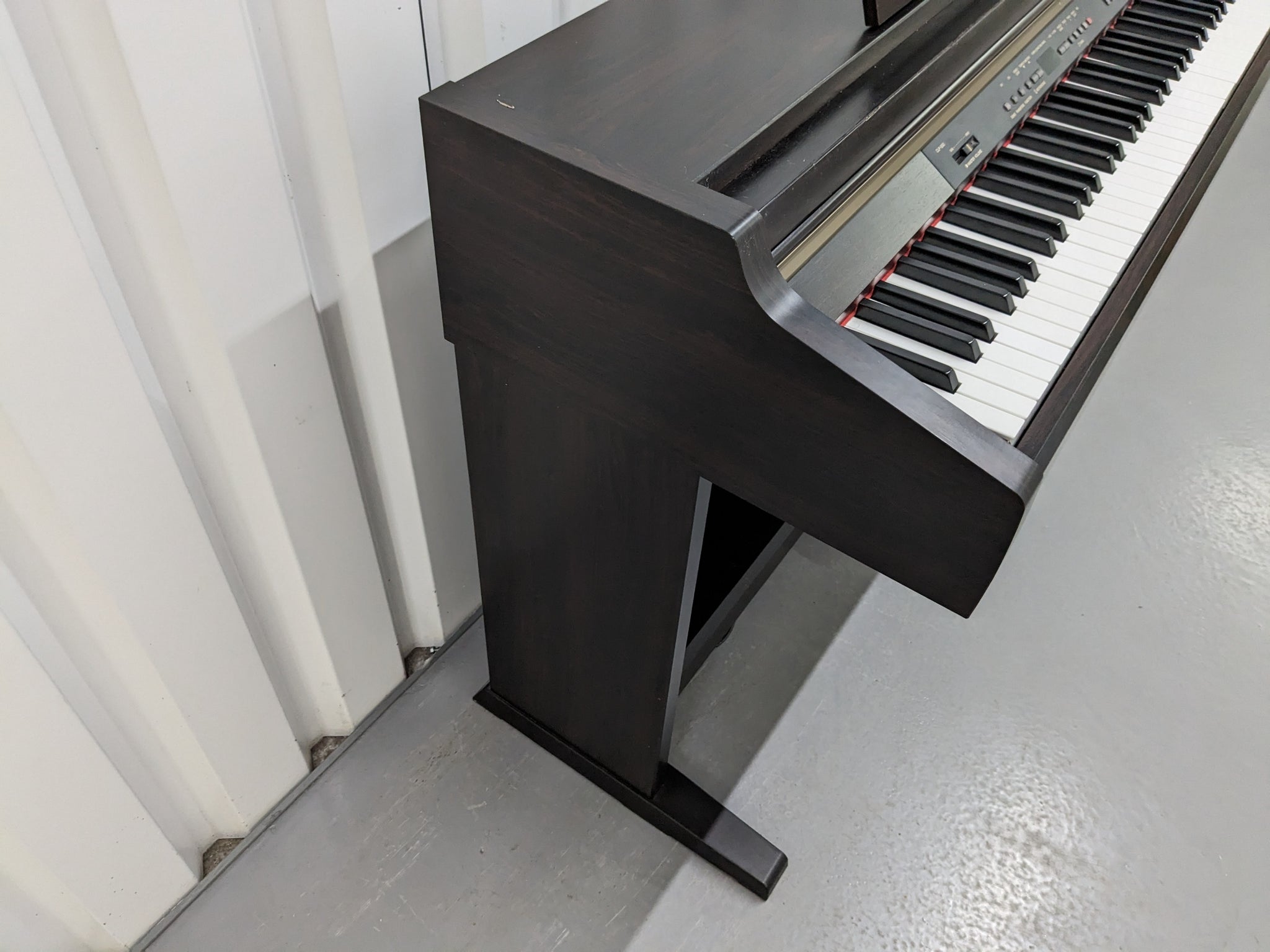 Yamaha Clavinova CLP-930 Digital Piano in dark rosewood stock