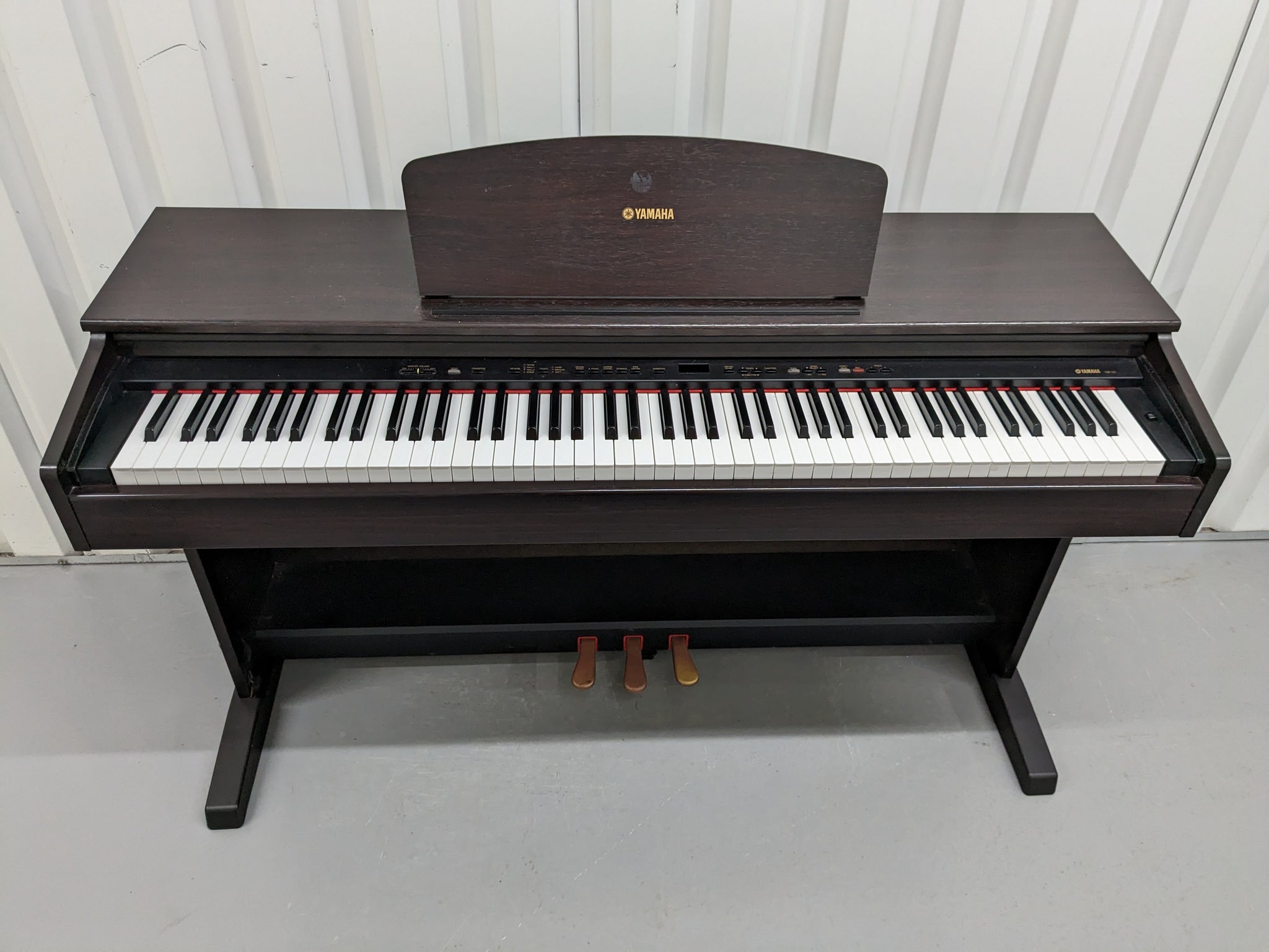 Yamaha Arius YDP-121 Digital Piano in dark rosewood stock nr 23445 –  Sulinda Music