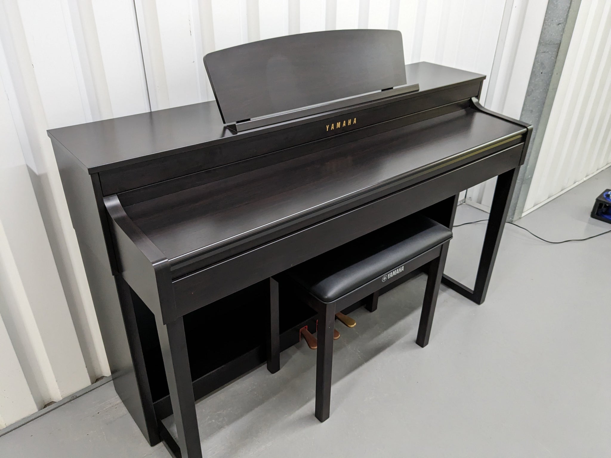 Yamaha Clavinova CLP-470 rosewood with wooden keys action + stool