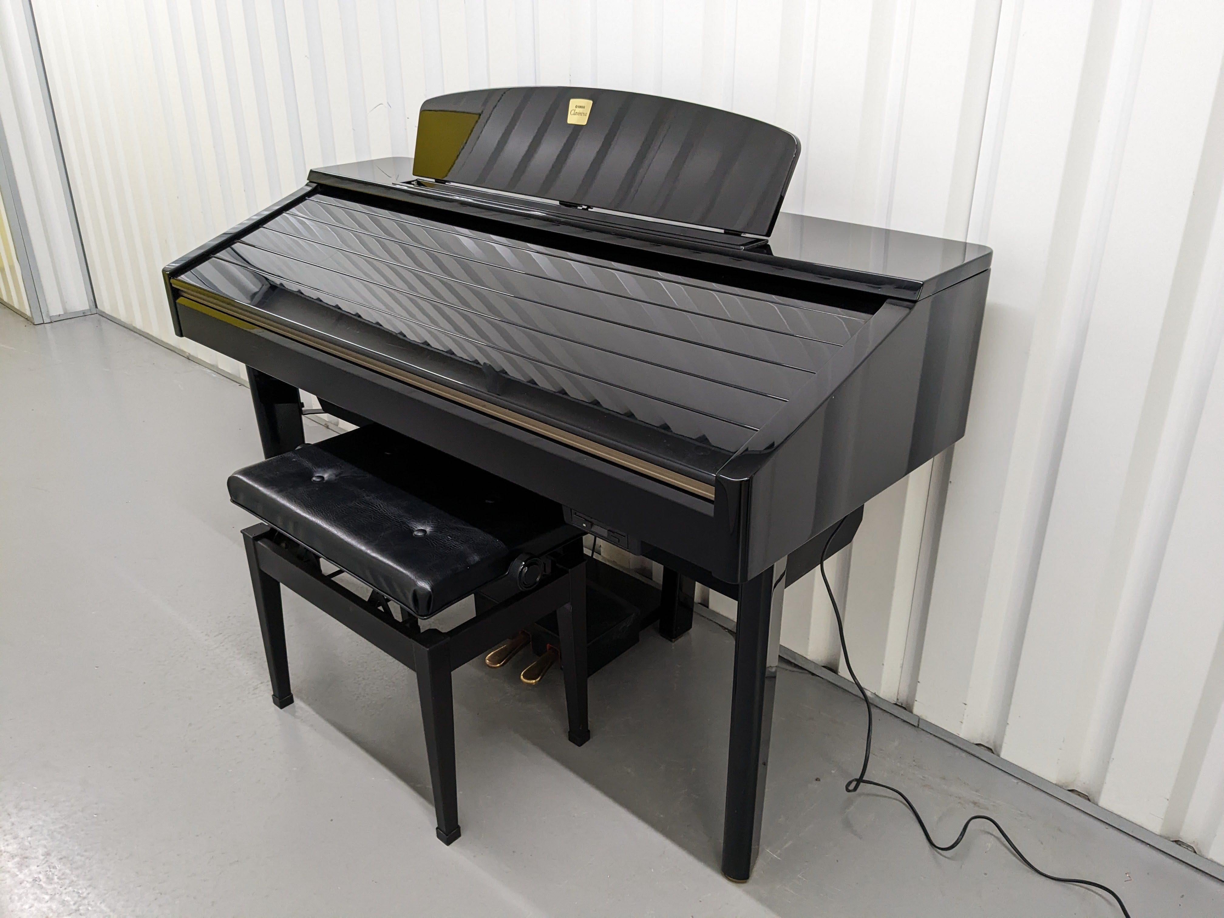 Yamaha Clavinova CVP-209 in Polished Ebony with matching stool. stock ...