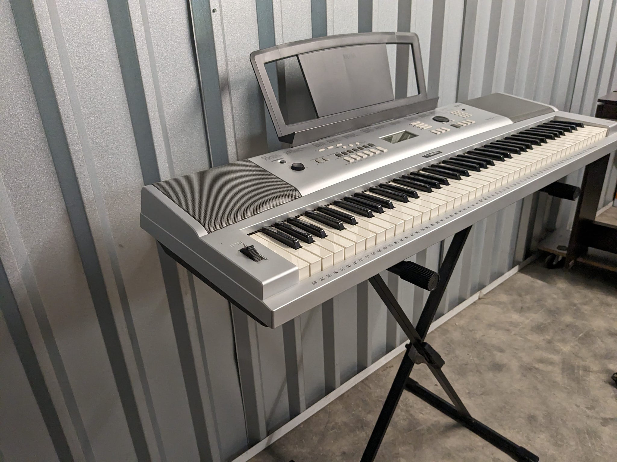 Piano yamaha deals dgx 220