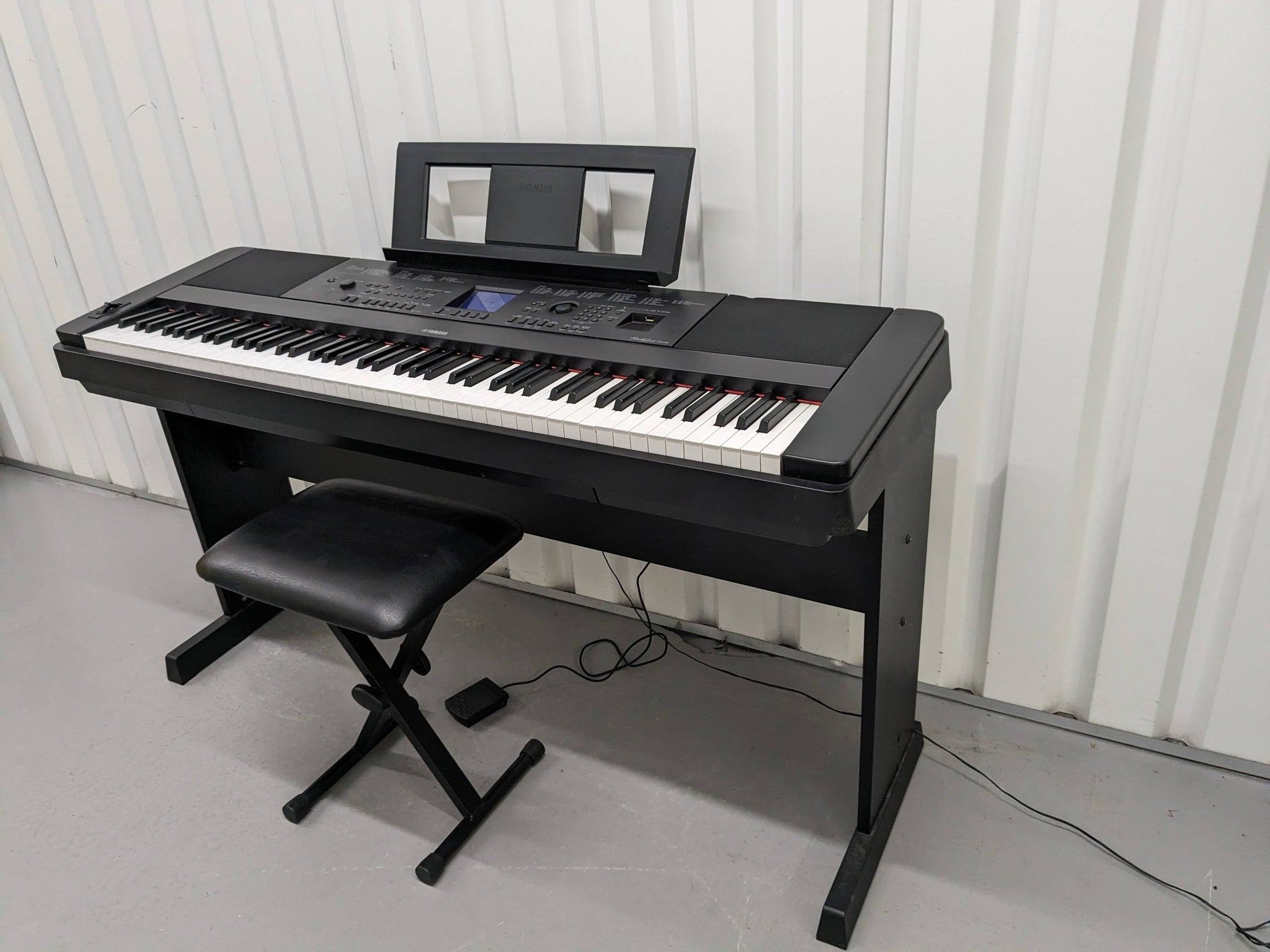 Yamaha DGX-660 black portable grand piano keyboard + stand + stool