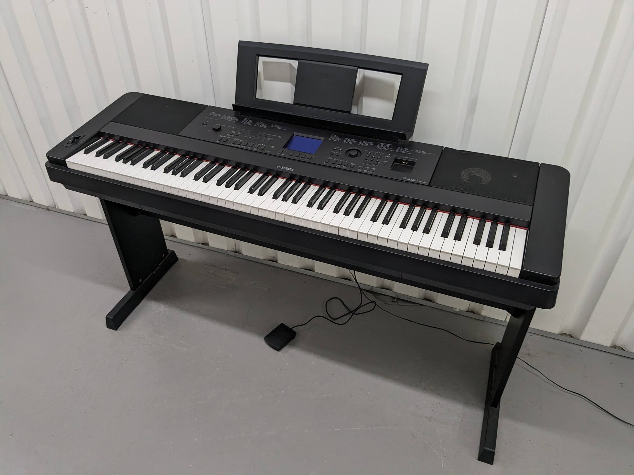 Yamaha DGX-660 black portable grand piano keyboard + stand + stool