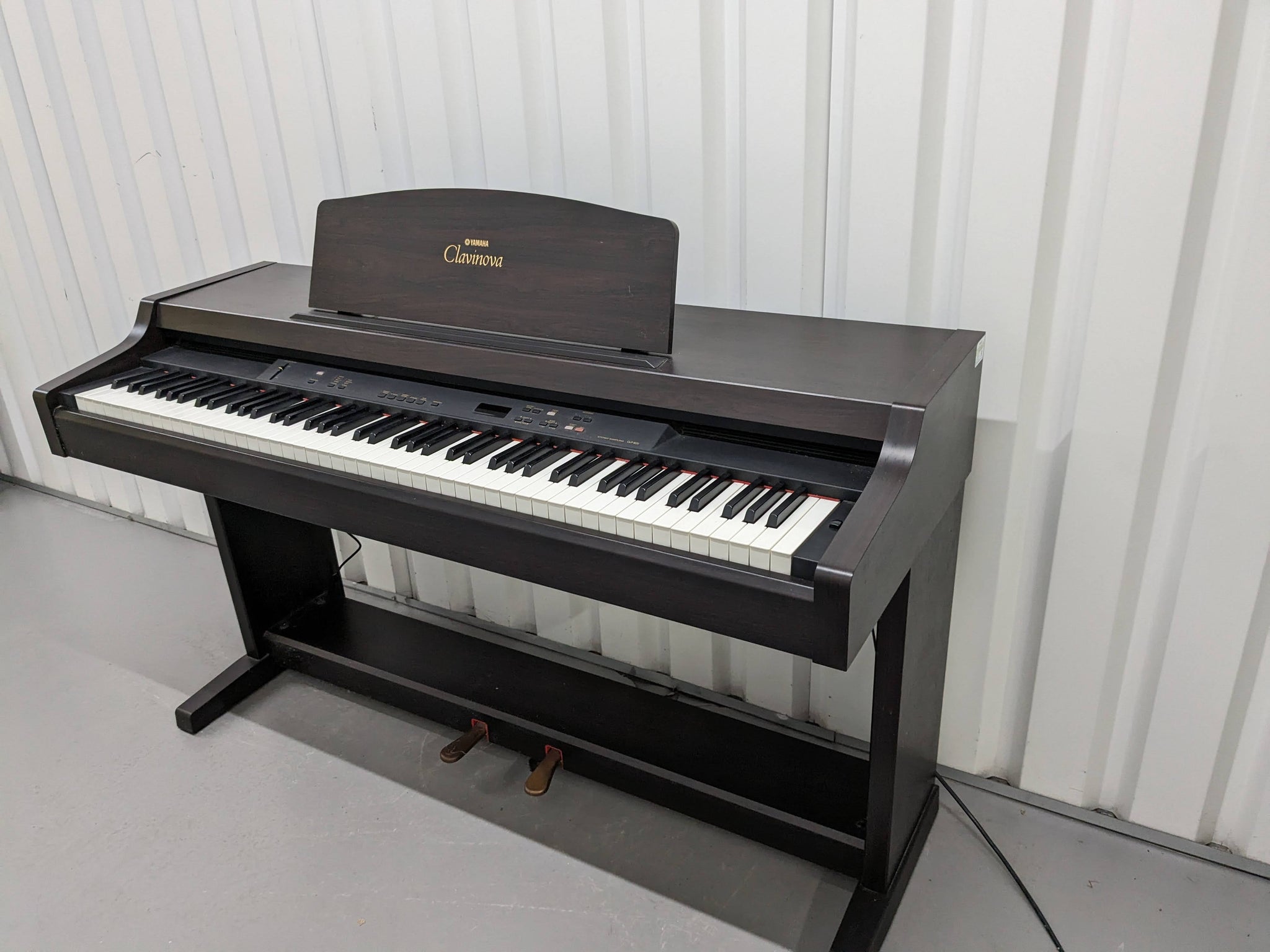 Yamaha Clavinova CLP-820 Digital Piano in dark rosewood stock nr