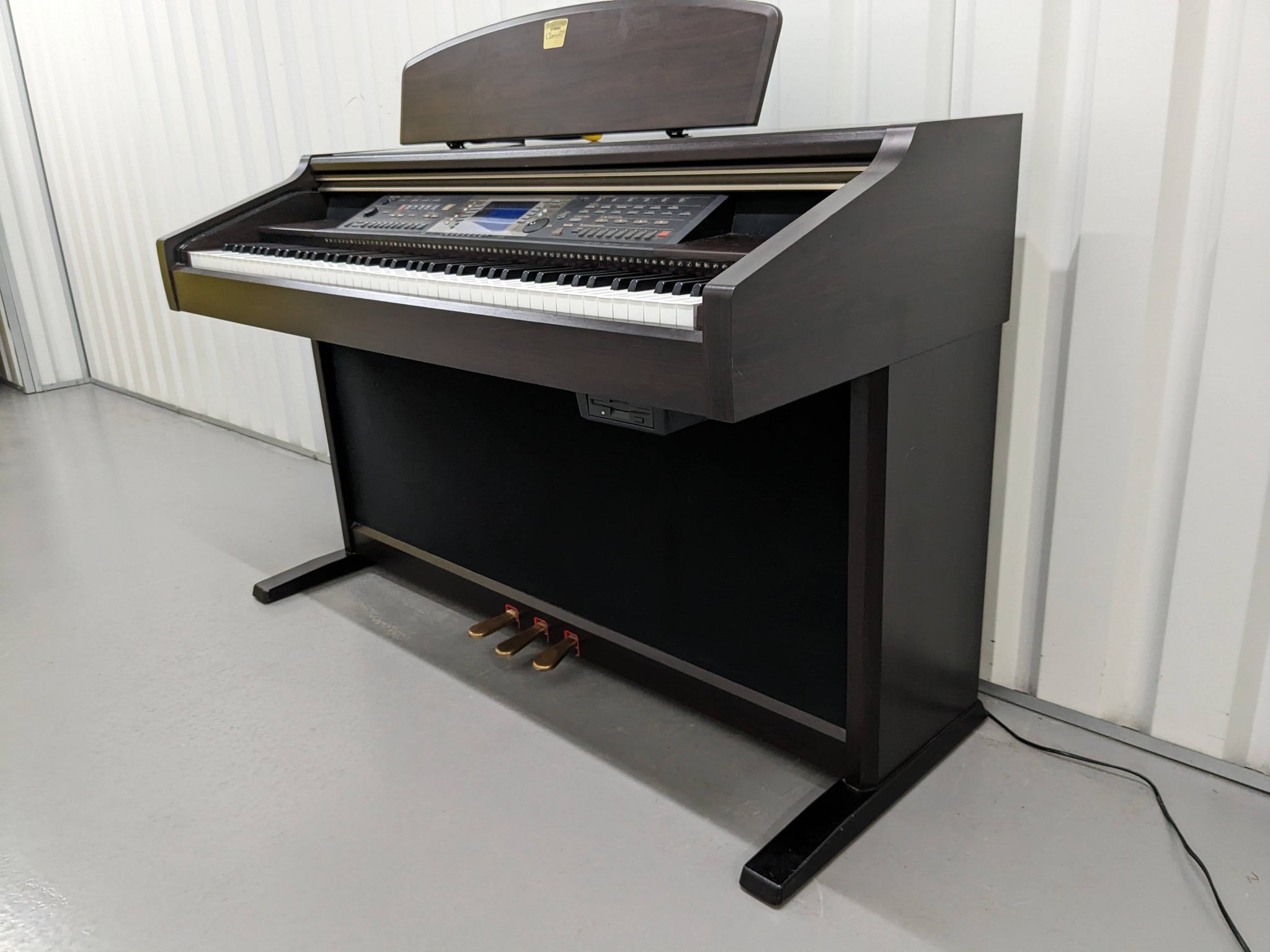 Yamaha Clavinova CVP-205 in rosewood with big speakers in base stock nr  24024