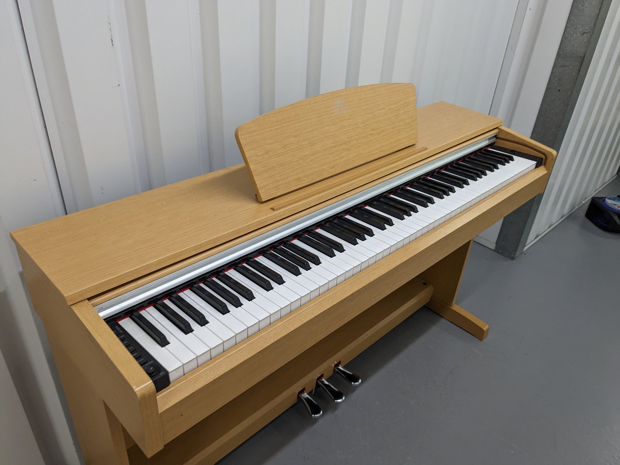Yamaha Arius YDP-141 digital piano in cherry wood / light oak 